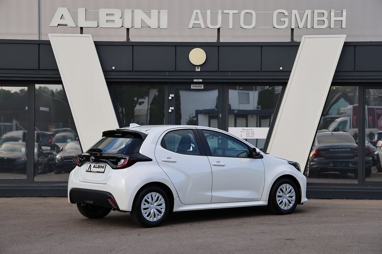 TOYOTA Yaris 1.5 Comfort e-CVT, Hybride Intégral Essence/Électricité, Occasion / Utilisé, Automatique - 3