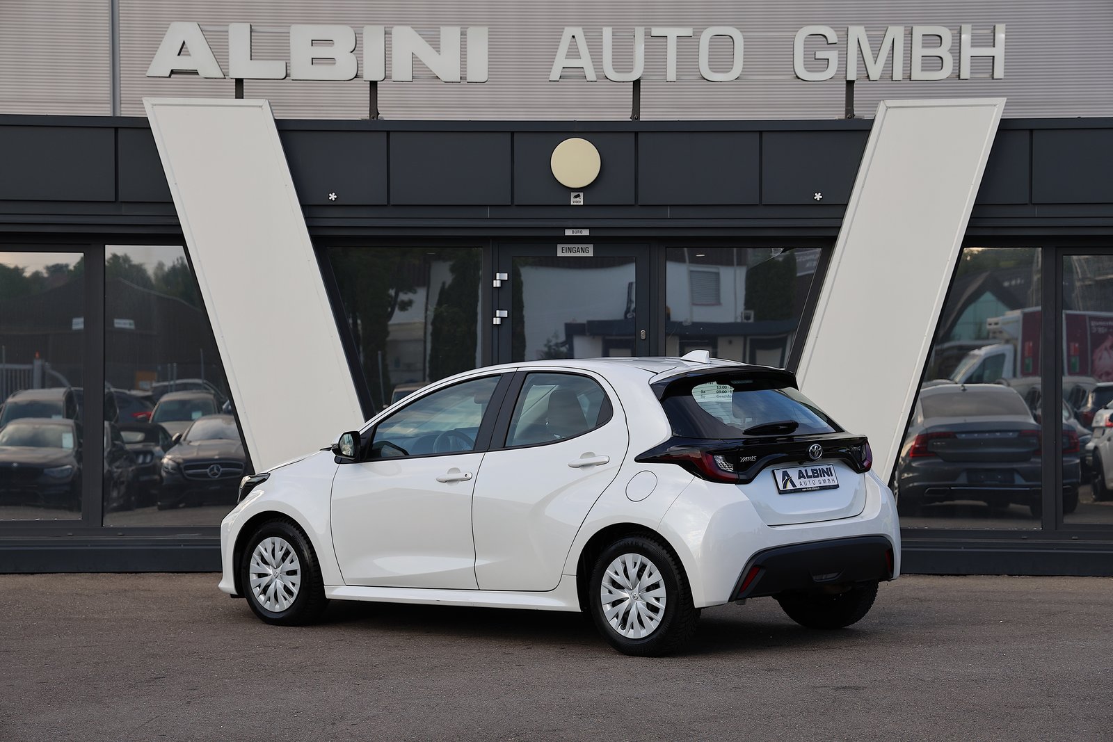 TOYOTA Yaris 1.5 Comfort e-CVT, Hybride Intégral Essence/Électricité, Occasion / Utilisé, Automatique - 4