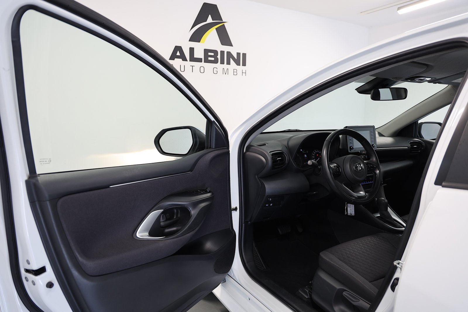 TOYOTA Yaris 1.5 Comfort e-CVT, Hybride Intégral Essence/Électricité, Occasion / Utilisé, Automatique - 5