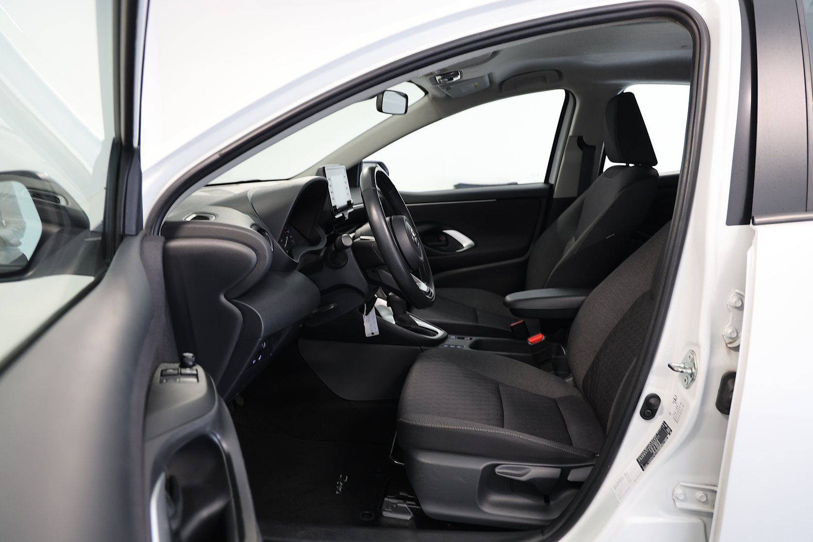 TOYOTA Yaris 1.5 Comfort e-CVT, Hybride Intégral Essence/Électricité, Occasion / Utilisé, Automatique - 6
