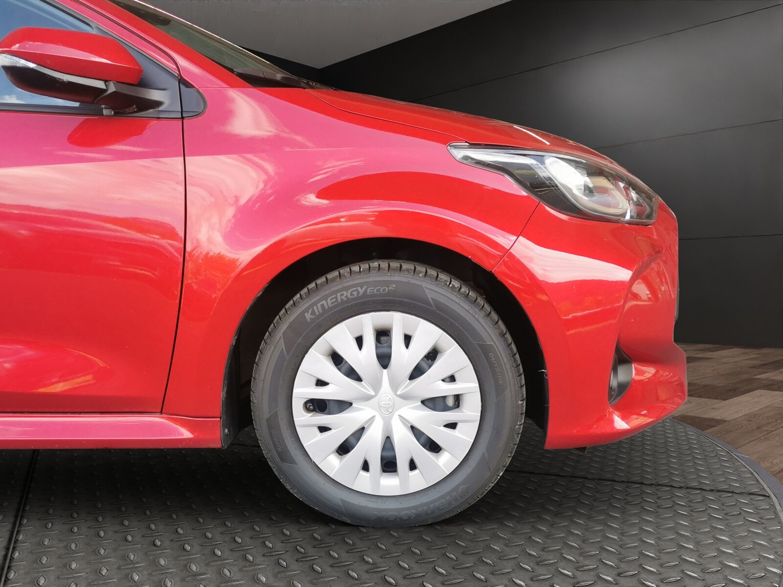TOYOTA Yaris 1.5 Active e-CVT, Hybride Intégral Essence/Électricité, Occasion / Utilisé, Automatique - 4