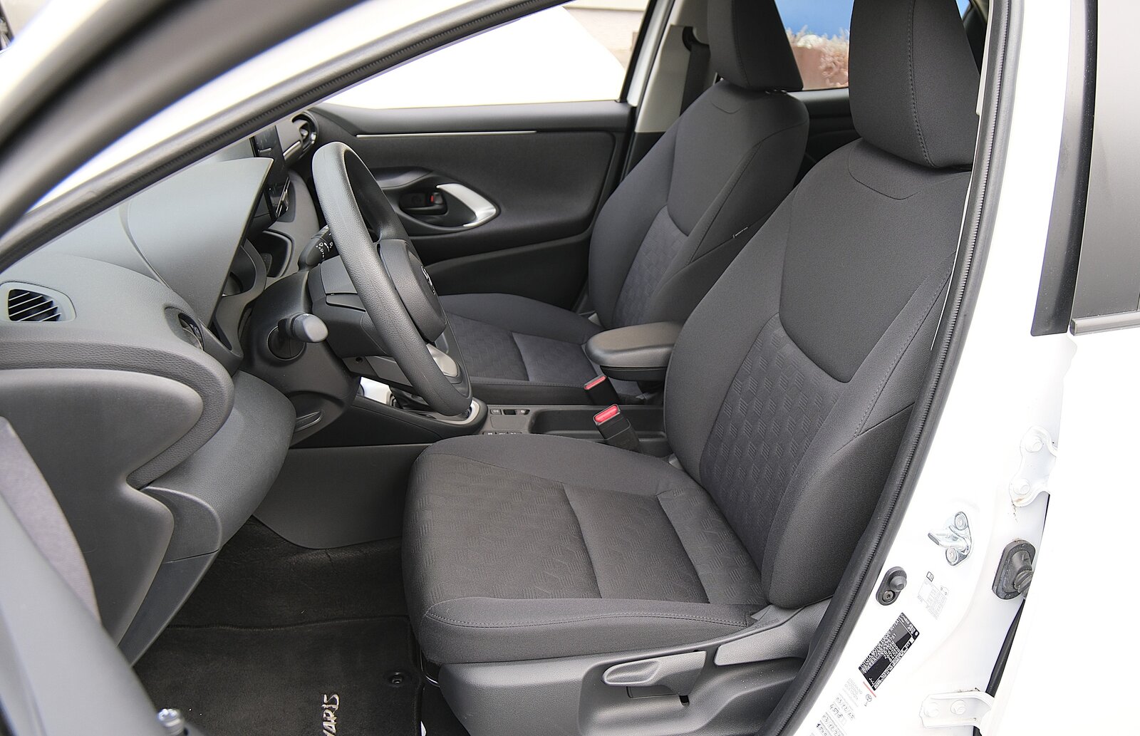 TOYOTA Yaris 1.5 Comfort e-CVT, Hybride Intégral Essence/Électricité, Occasion / Utilisé, Automatique - 4