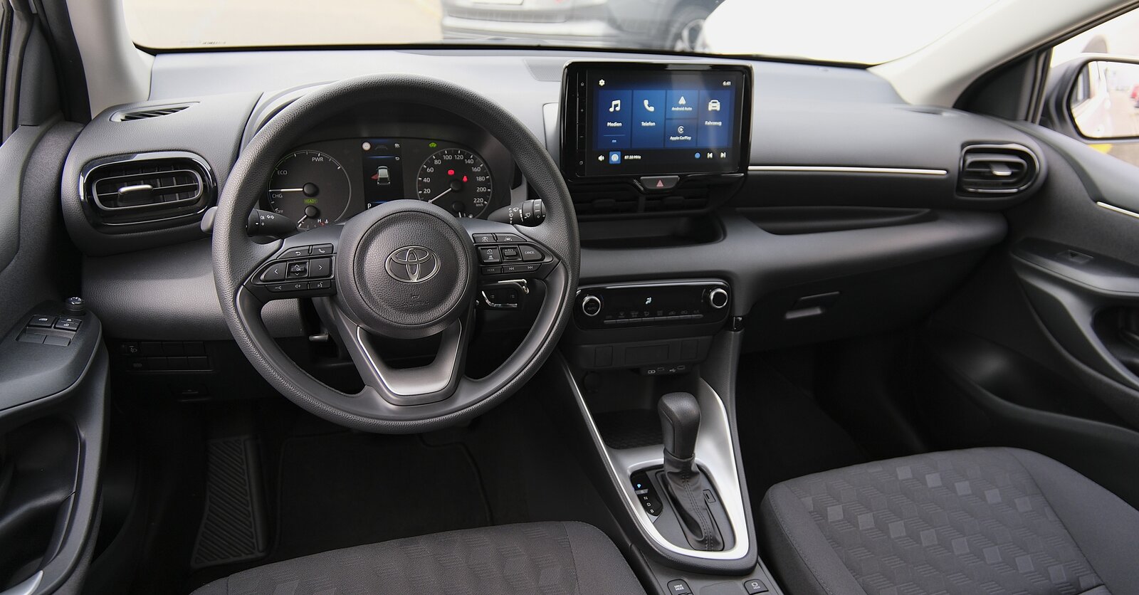 TOYOTA Yaris 1.5 Comfort e-CVT, Hybride Intégral Essence/Électricité, Occasion / Utilisé, Automatique - 6