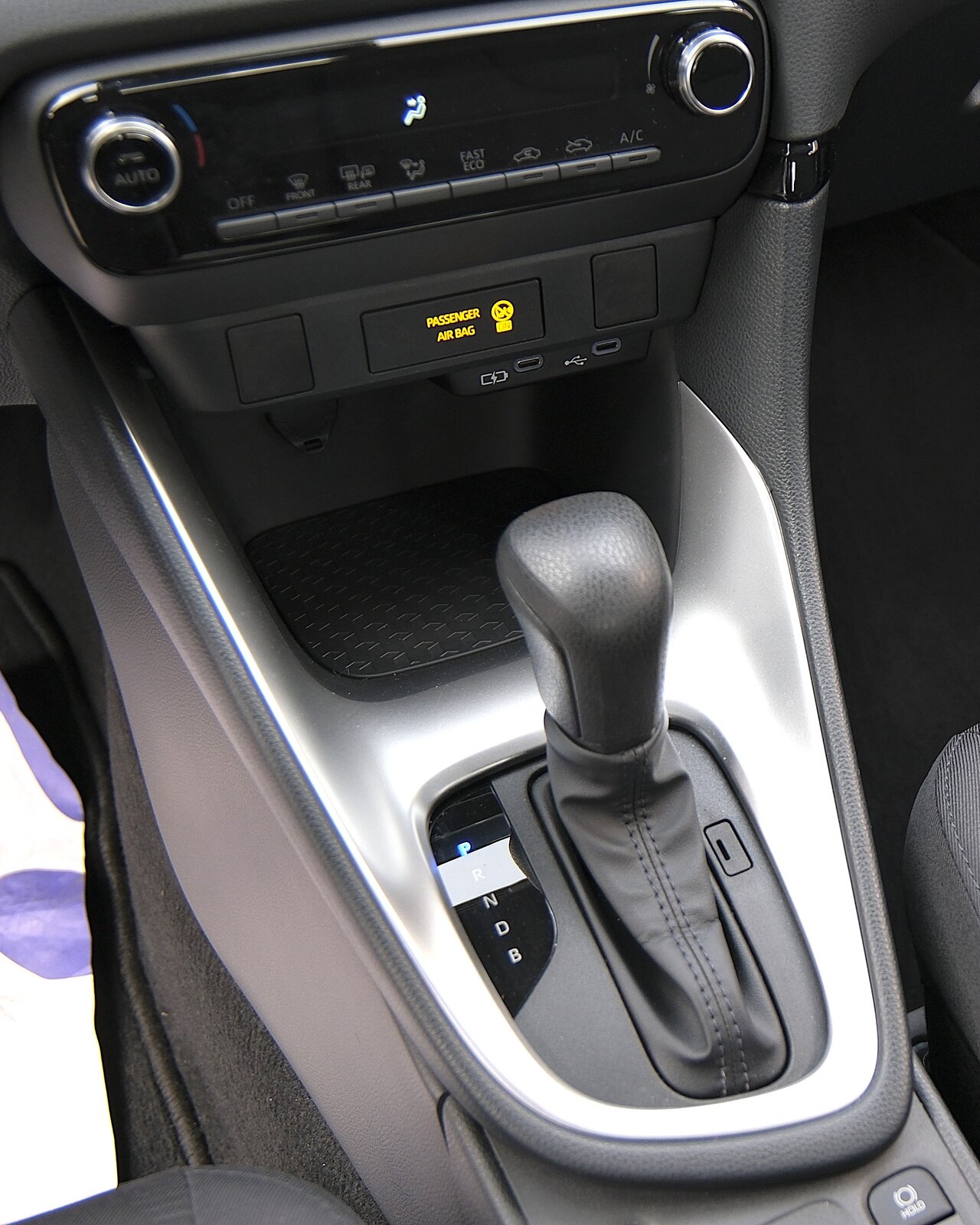 TOYOTA Yaris 1.5 Comfort e-CVT, Hybride Intégral Essence/Électricité, Occasion / Utilisé, Automatique - 7