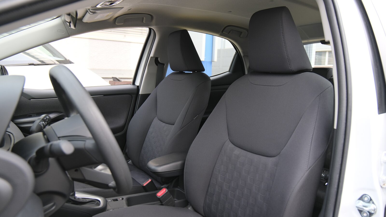 TOYOTA Yaris 1.5 Comfort e-CVT, Voll-Hybrid Benzin/Elektro, Occasion / Gebraucht, Automatik - 5
