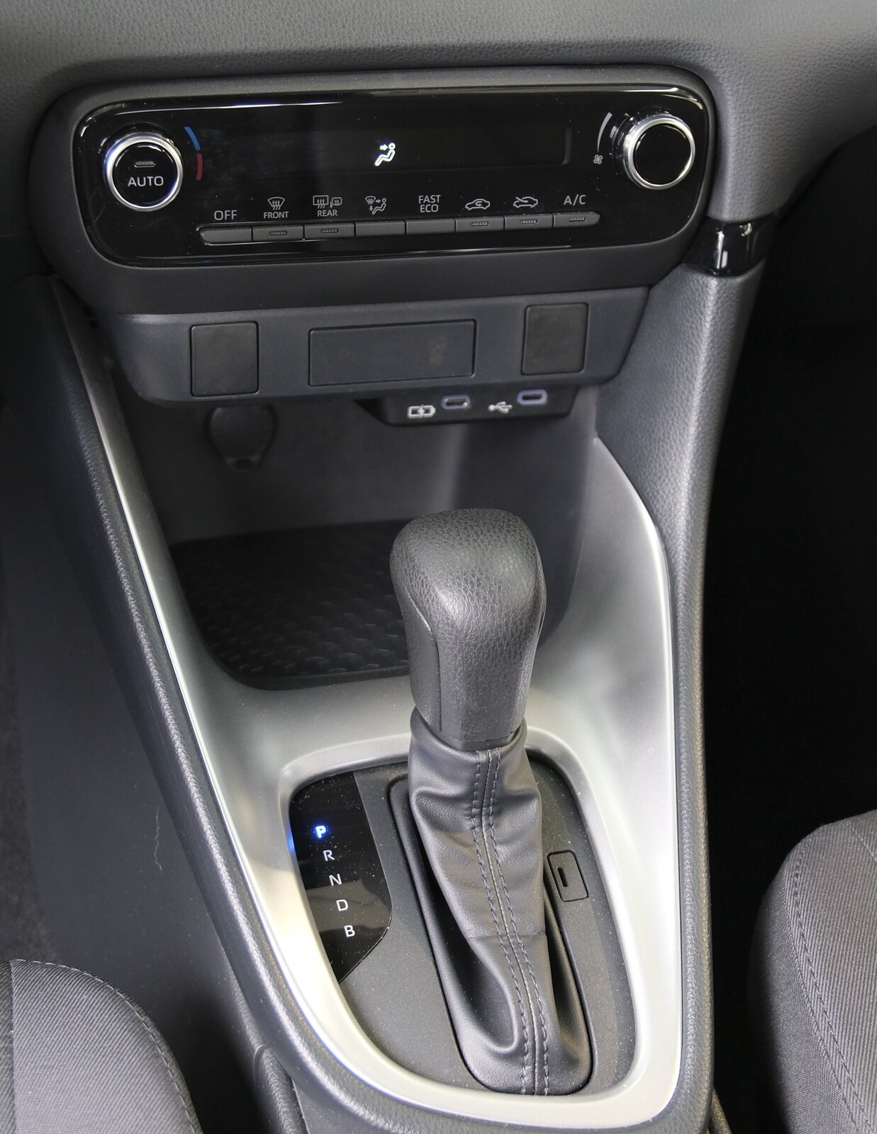 TOYOTA Yaris 1.5 Comfort e-CVT, Voll-Hybrid Benzin/Elektro, Occasion / Gebraucht, Automatik - 7