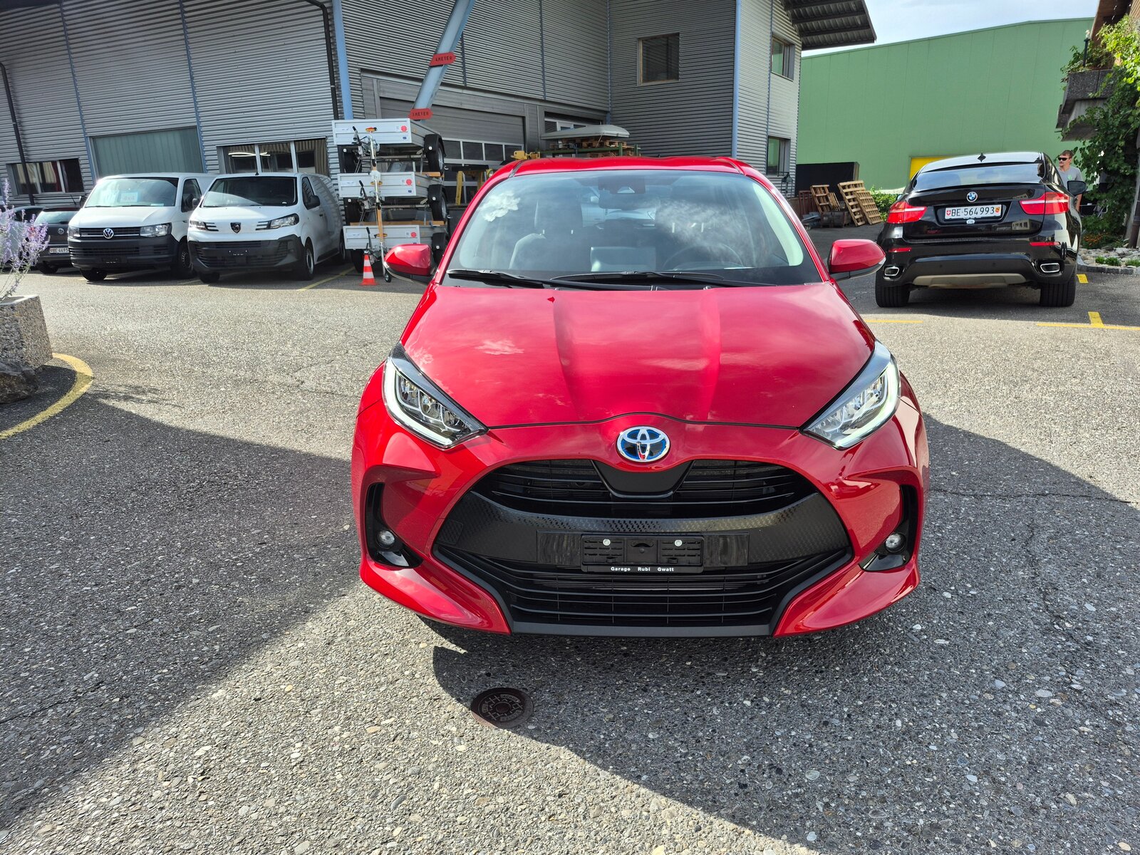 TOYOTA Yaris 1.5 Trend e-CVT, Hybride Intégral Essence/Électricité, Occasion / Utilisé, Automatique - 2