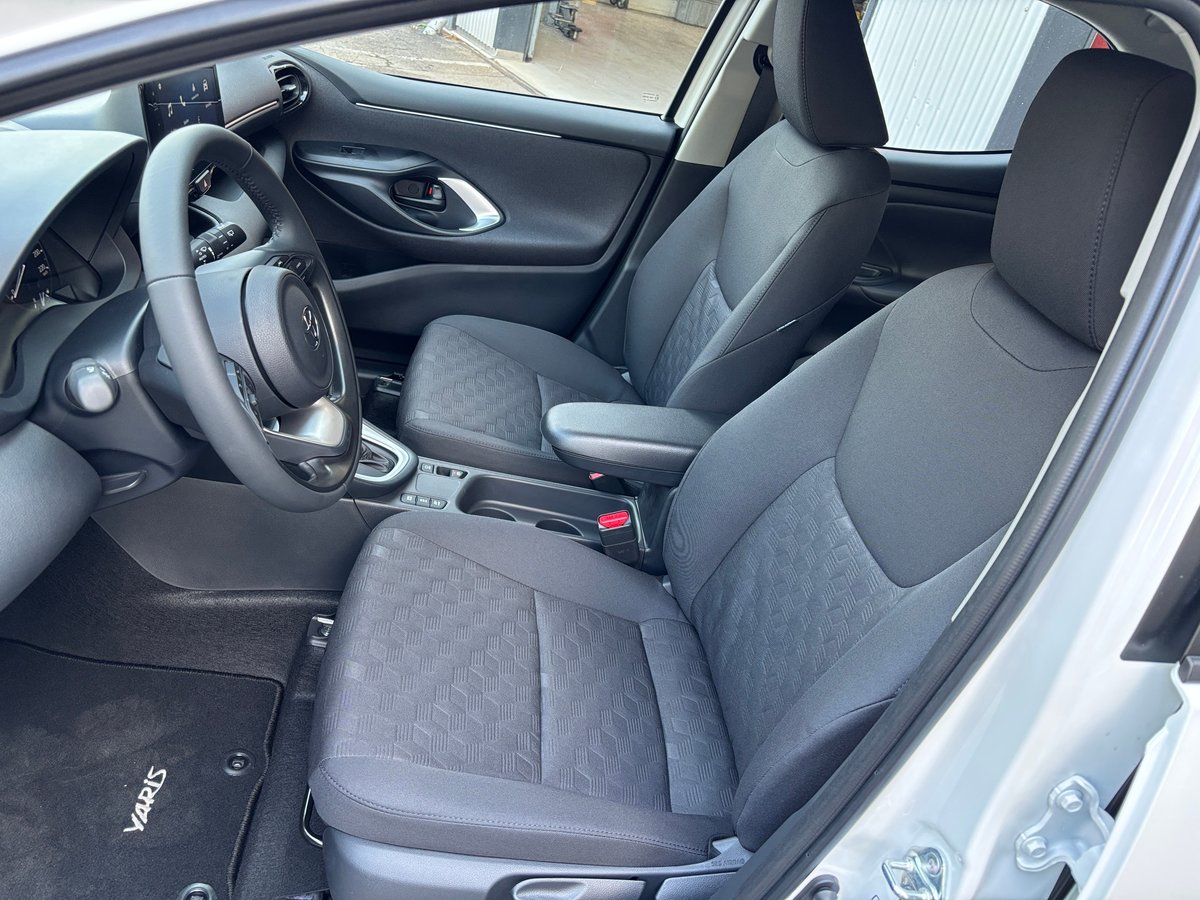 TOYOTA Yaris 1.5 Comfort e-CVT, Voll-Hybrid Benzin/Elektro, Vorführwagen, Automatik - 6