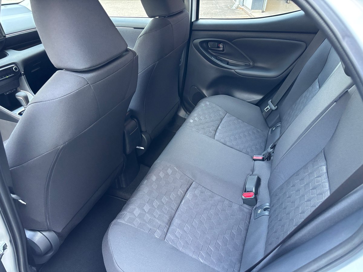 TOYOTA Yaris 1.5 Comfort e-CVT, Voll-Hybrid Benzin/Elektro, Vorführwagen, Automatik - 7