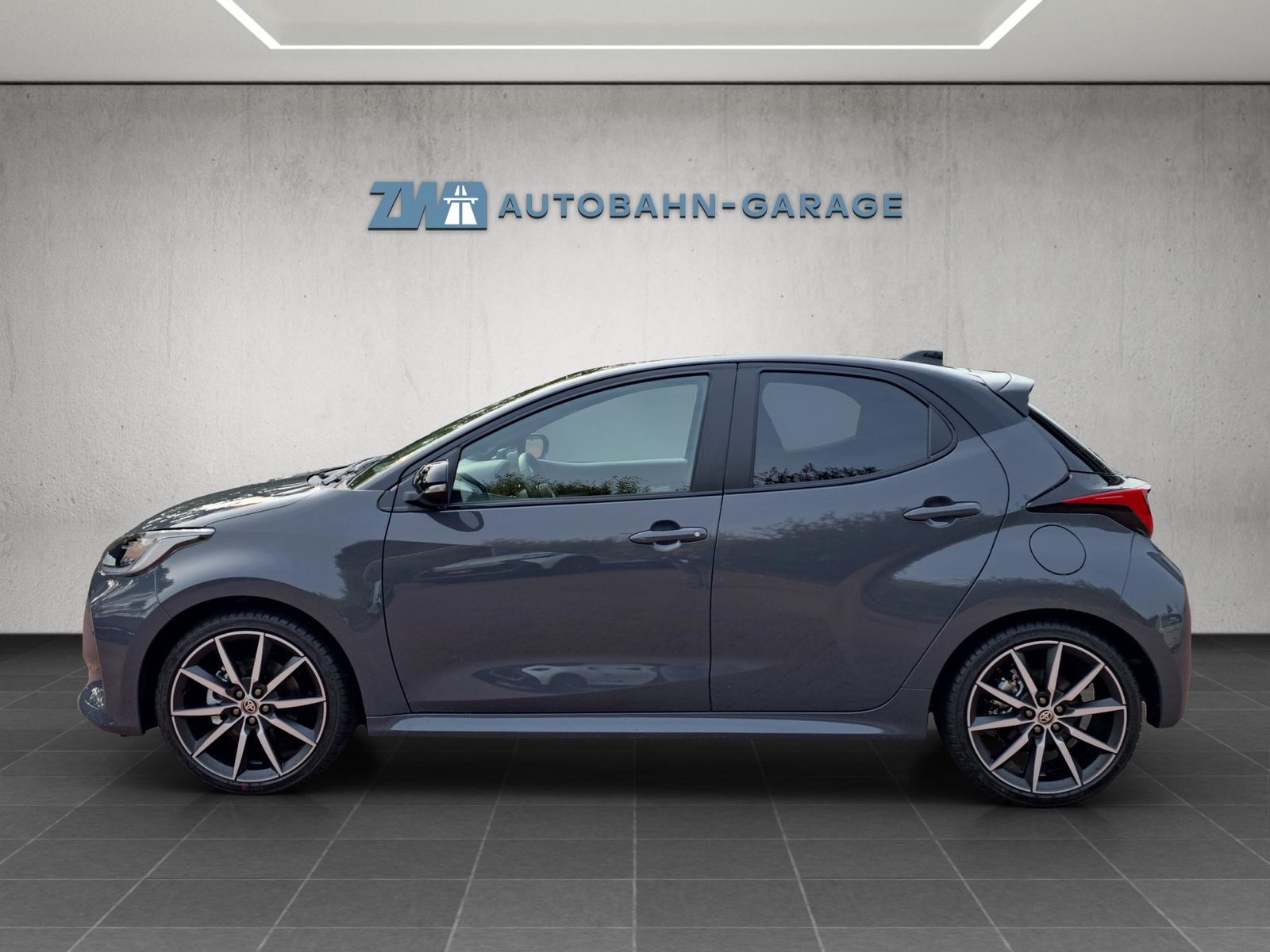 TOYOTA Yaris 1.5 VVT-i HSD GR Sport, Full-Hybrid Petrol/Electric, New car, Automatic - 2