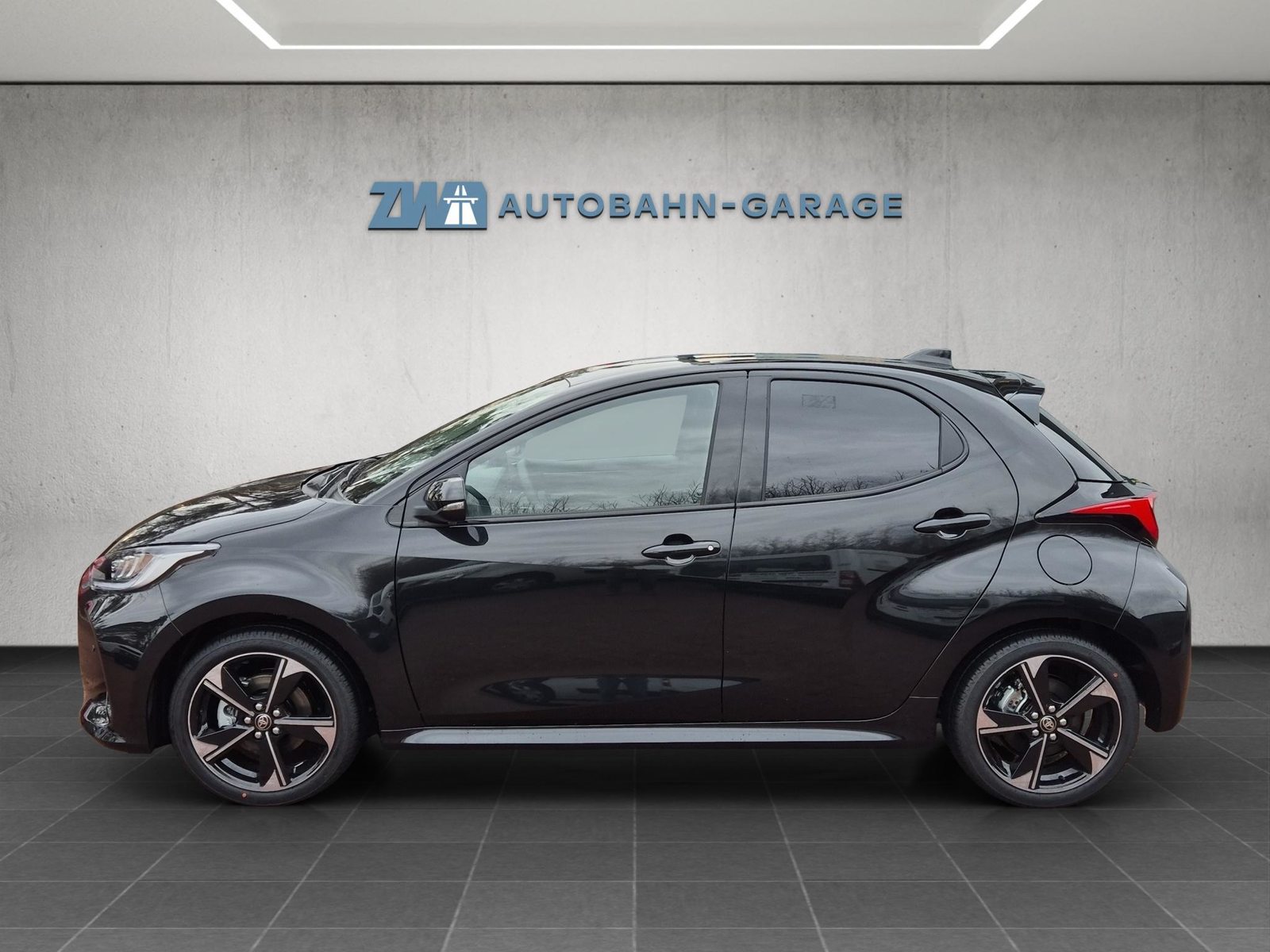 TOYOTA Yaris 1.5 VVT-i HSD Premium, Full-Hybrid Petrol/Electric, New car, Automatic - 2