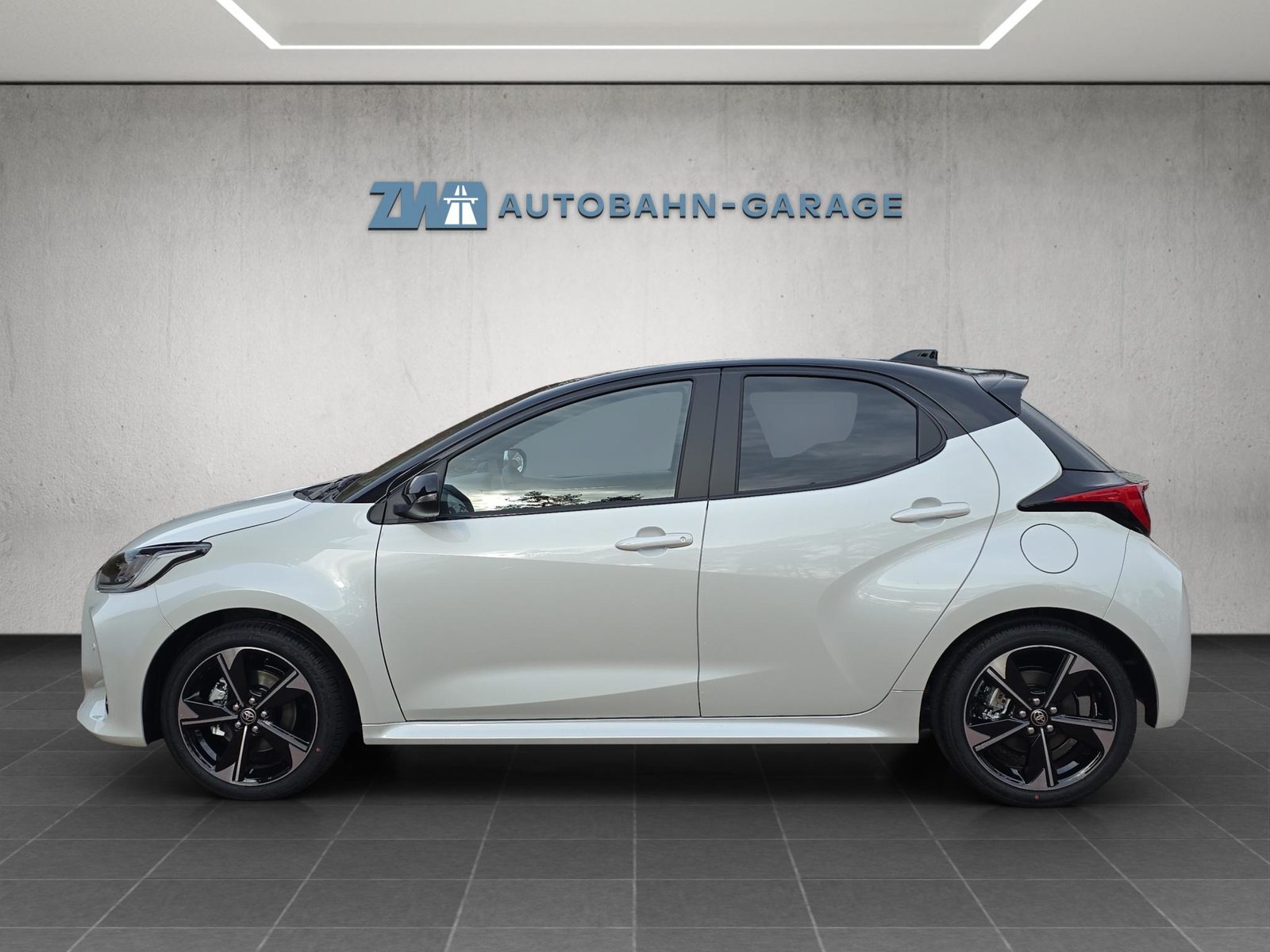 TOYOTA Yaris 1.5 VVT-i HSD Premium, Full-Hybrid Petrol/Electric, New car, Automatic - 2