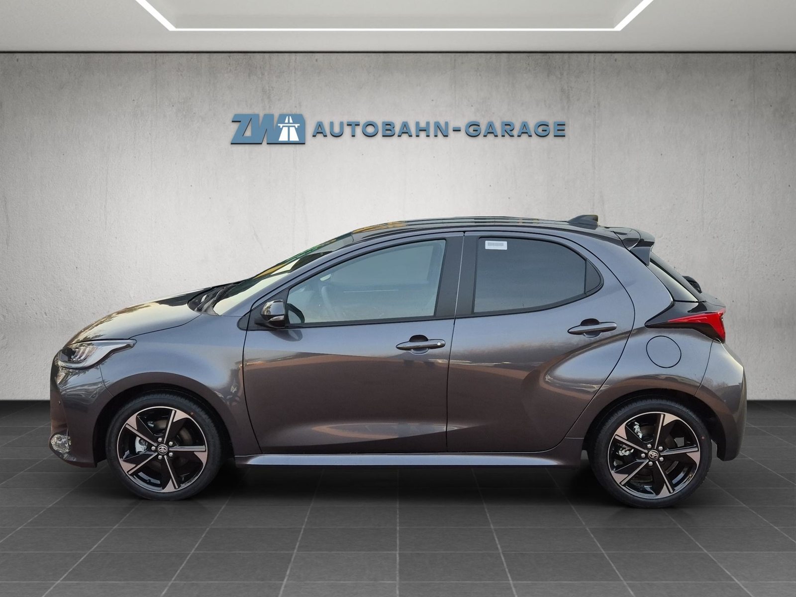 TOYOTA Yaris 1.5 VVT-i HSD Premium, Voll-Hybrid Benzin/Elektro, Neuwagen, Automatik - 2