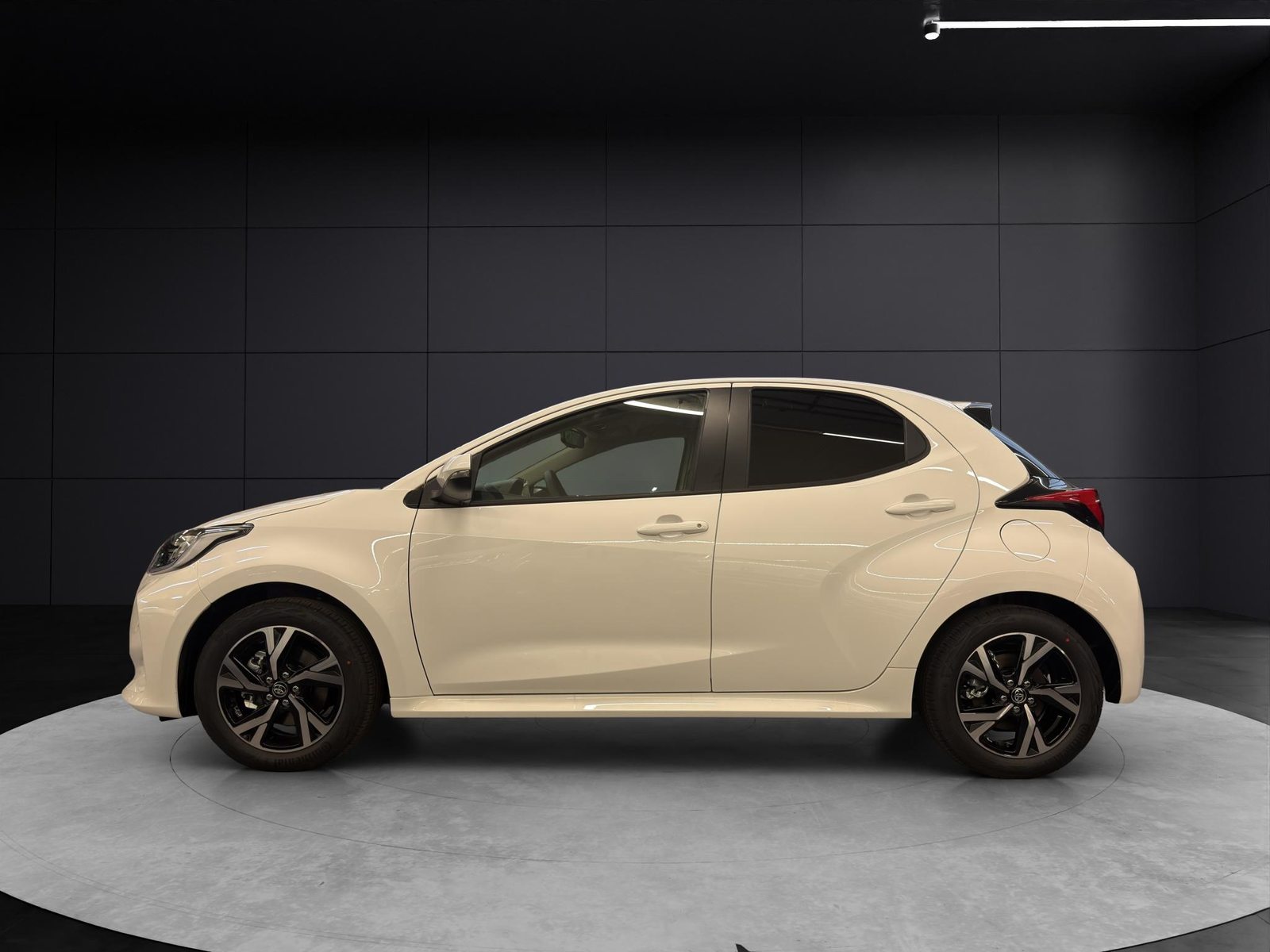 TOYOTA Yaris 1.5 VVT-i HSD Trend, Full-Hybrid Petrol/Electric, New car, Automatic - 2
