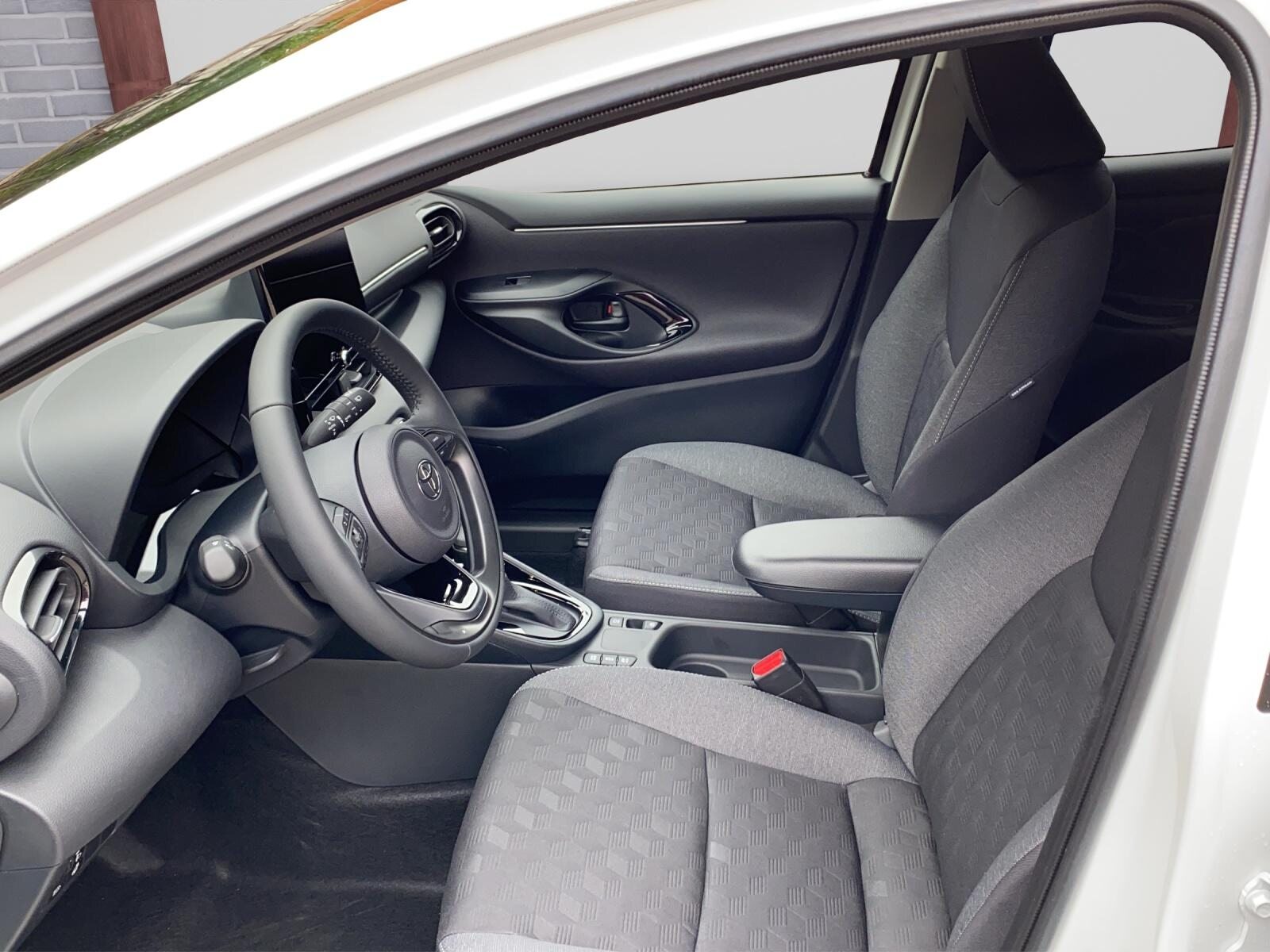 TOYOTA Yaris 1.5 VVT-i HSD Comfort, Voll-Hybrid Benzin/Elektro, Neuwagen, Automatik - 7