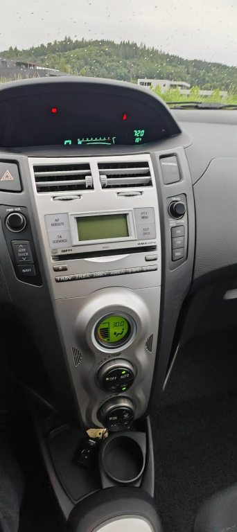 TOYOTA YARIS 1.3 16V Linea Sol, Benzin, Occasion / Gebraucht, Automatik - 7