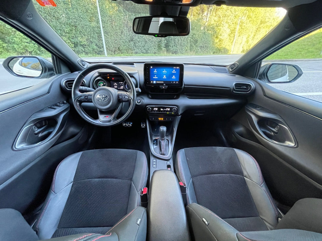 TOYOTA Yaris 1.5 VVT-i HSD GR Sport, Voll-Hybrid Benzin/Elektro, Occasion / Gebraucht, Automatik - 7