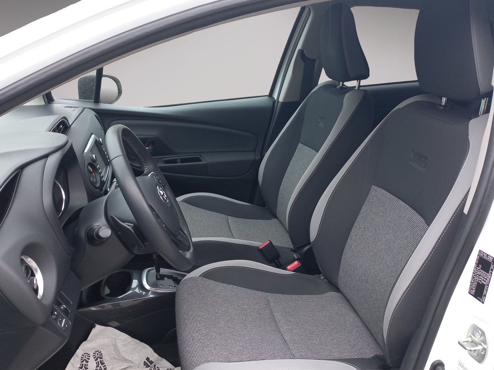 TOYOTA Yaris 1.5 Y20 CVT, Benzin, Occasion / Gebraucht, Automatik - 7