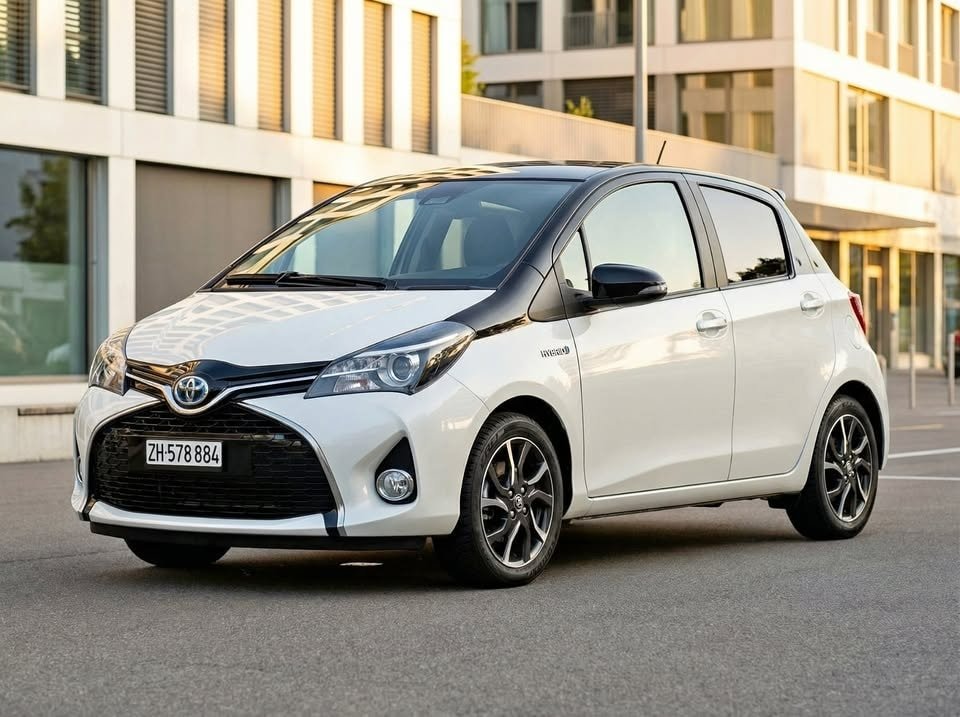 TOYOTA Yaris 1.5 VVT-i HSD Style Bi-tone