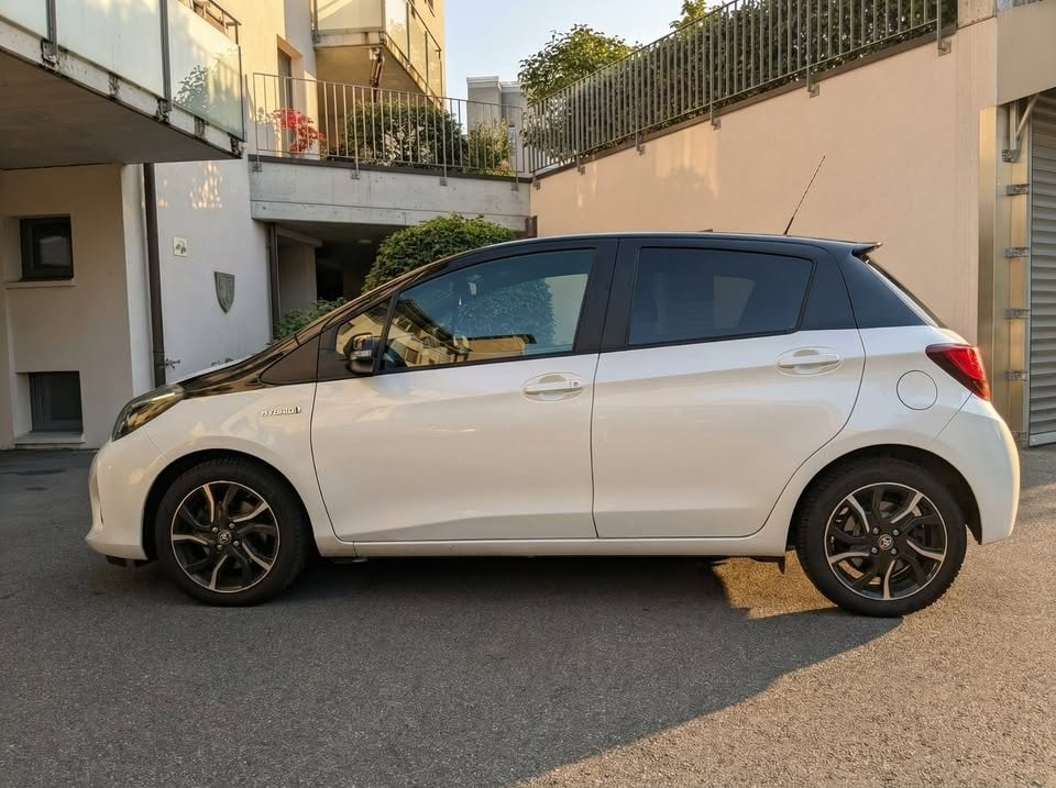 TOYOTA Yaris 1.5 VVT-i HSD Style Bi-tone, Voll-Hybrid Benzin/Elektro, Occasion / Gebraucht, Automatik - 2