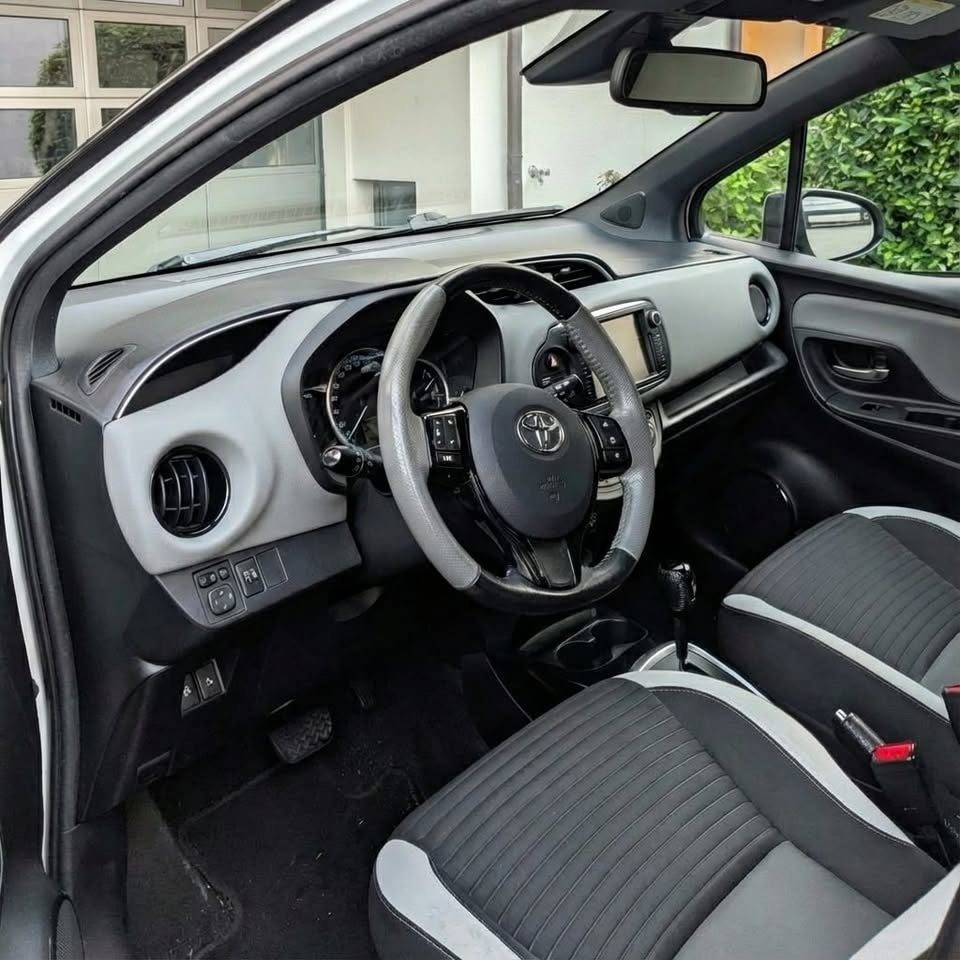 TOYOTA Yaris 1.5 VVT-i HSD Style Bi-tone, Voll-Hybrid Benzin/Elektro, Occasion / Gebraucht, Automatik - 3