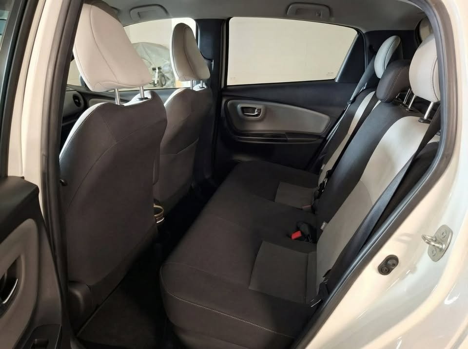 TOYOTA Yaris 1.5 VVT-i HSD Style Bi-tone, Voll-Hybrid Benzin/Elektro, Occasion / Gebraucht, Automatik - 4