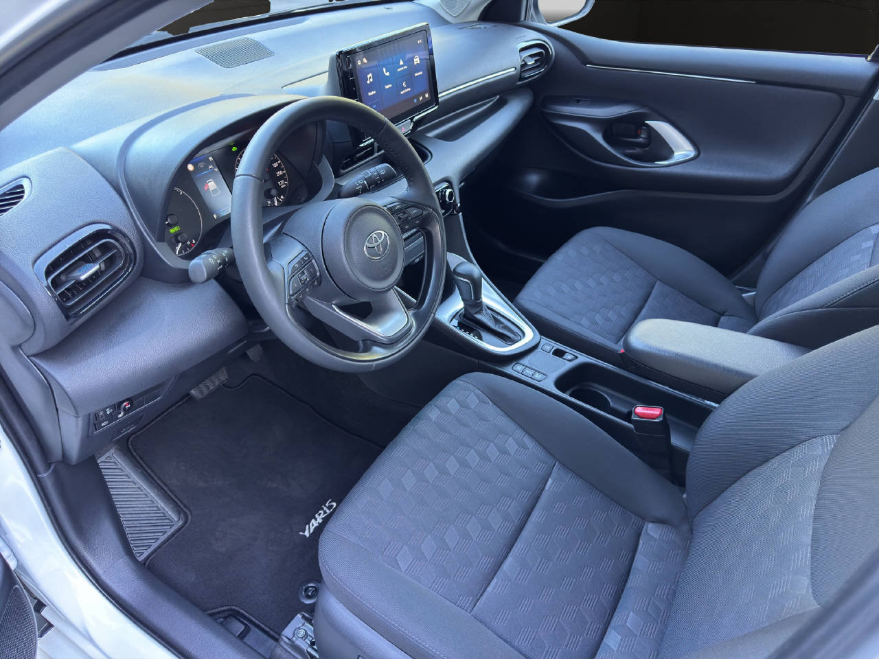 TOYOTA Yaris 1.5 VVT-i HSD Comfort, Hybride Intégral Essence/Électricité, Occasion / Utilisé, Automatique - 5