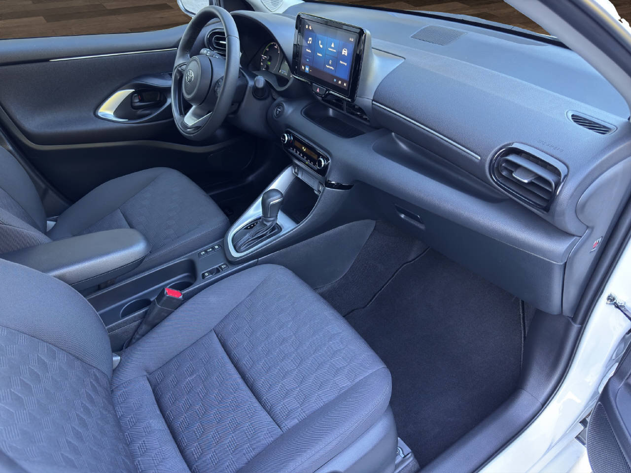 TOYOTA Yaris 1.5 VVT-i HSD Comfort, Hybride Intégral Essence/Électricité, Occasion / Utilisé, Automatique - 7
