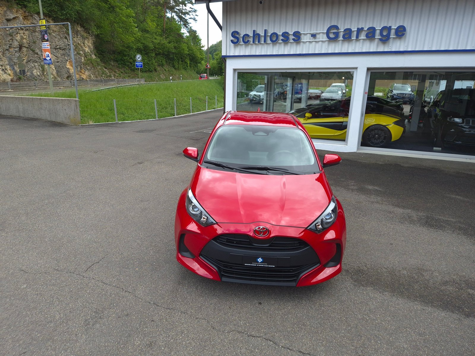 TOYOTA Yaris 1.5 Comfort e-CVT, Full-Hybrid Petrol/Electric, Second hand / Used, Automatic - 3
