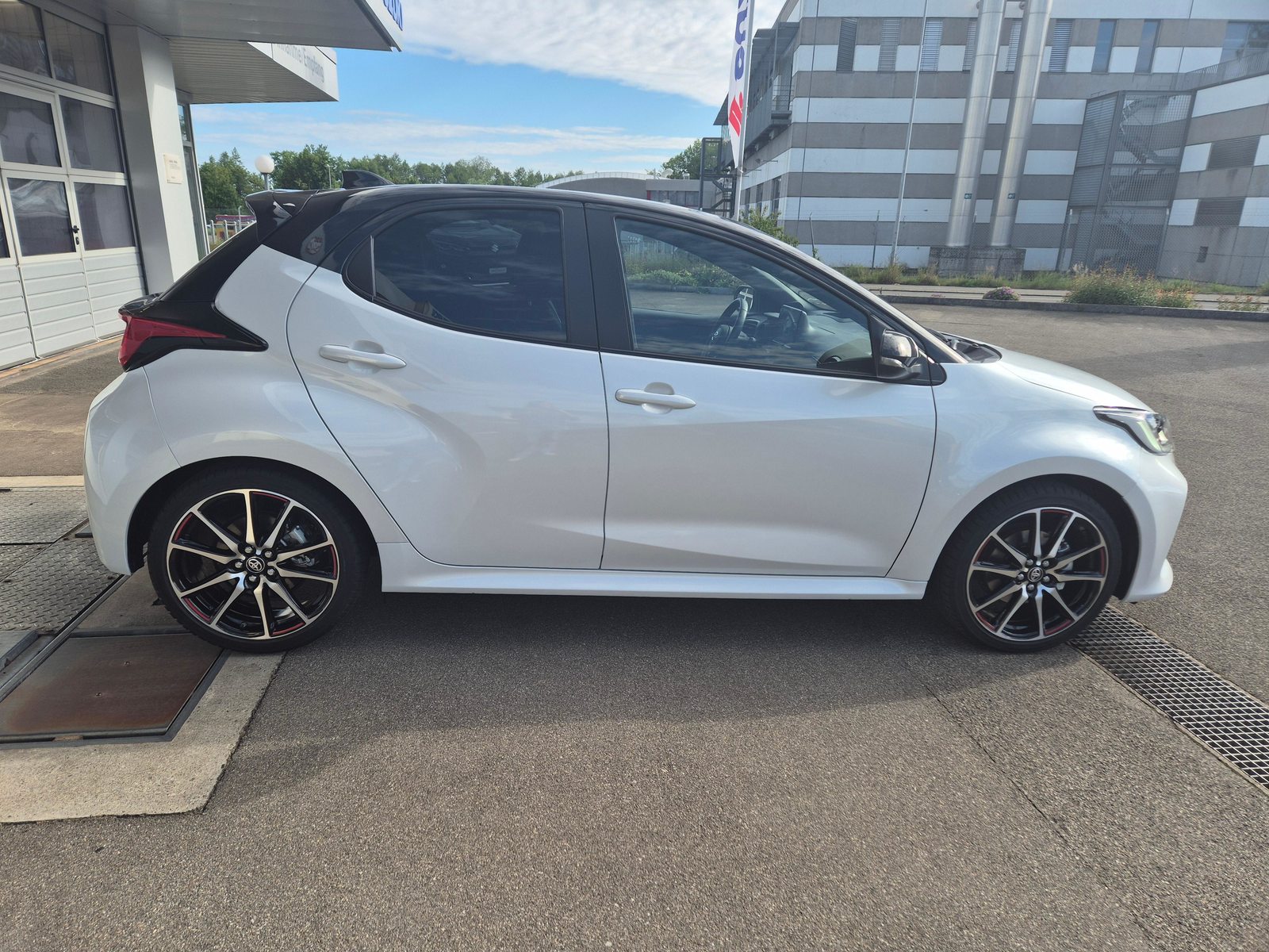 TOYOTA Yaris 1.5 VVT-i HSD GR Sport, Full-Hybrid Petrol/Electric, Second hand / Used, Automatic - 3
