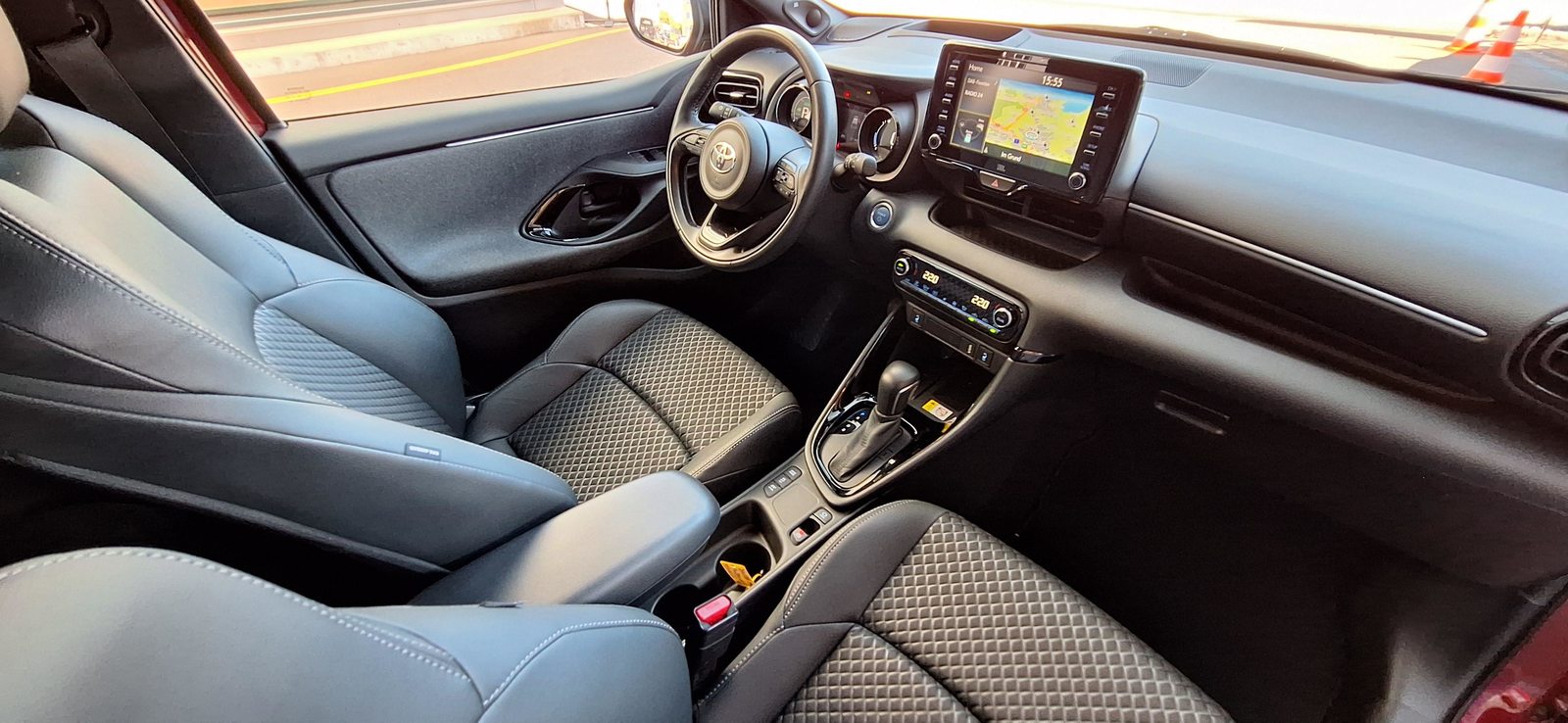TOYOTA Yaris 1.5 VVT-i HSD Style, Full-Hybrid Petrol/Electric, Second hand / Used, Automatic - 6
