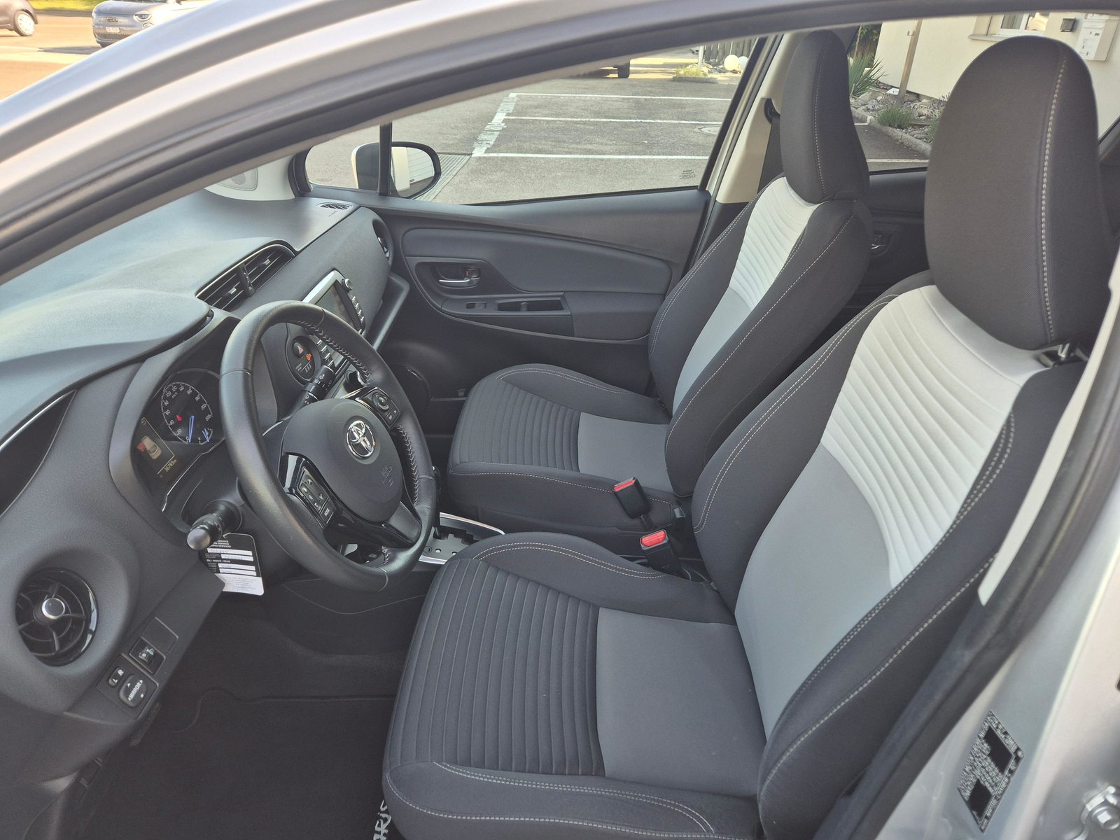TOYOTA Yaris 1.5 VVT-i HSD Trend, Voll-Hybrid Benzin/Elektro, Occasion / Gebraucht, Automatik - 7