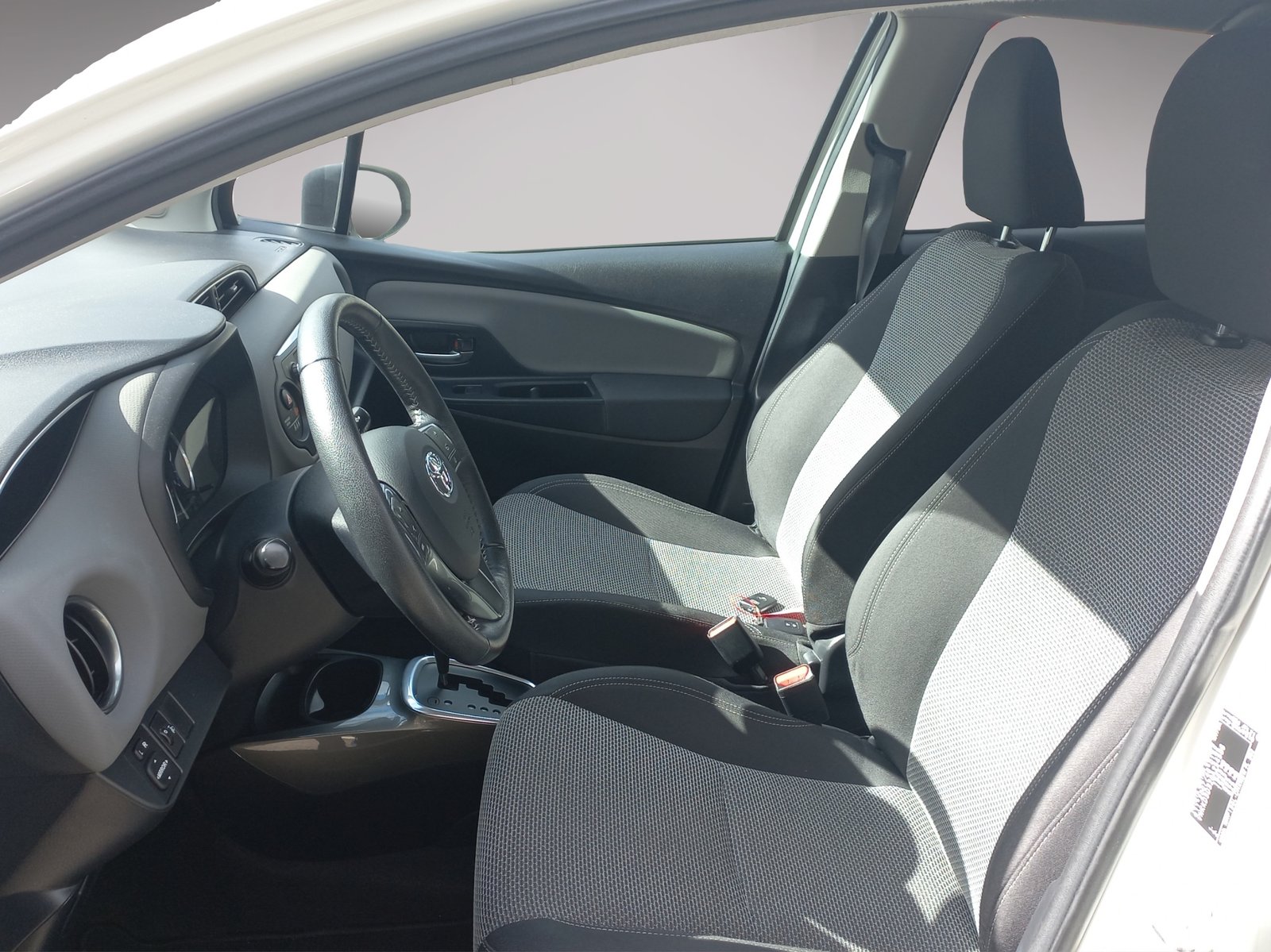 TOYOTA Yaris 1.5 Trend e-CVT, Hybride Intégral Essence/Électricité, Occasion / Utilisé, Automatique - 7