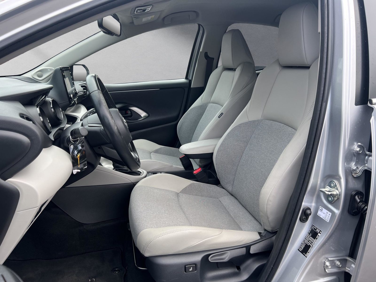 TOYOTA Yaris 1.5 VVT-i HSD Premium, Hybride Intégral Essence/Électricité, Occasion / Utilisé, Automatique - 4