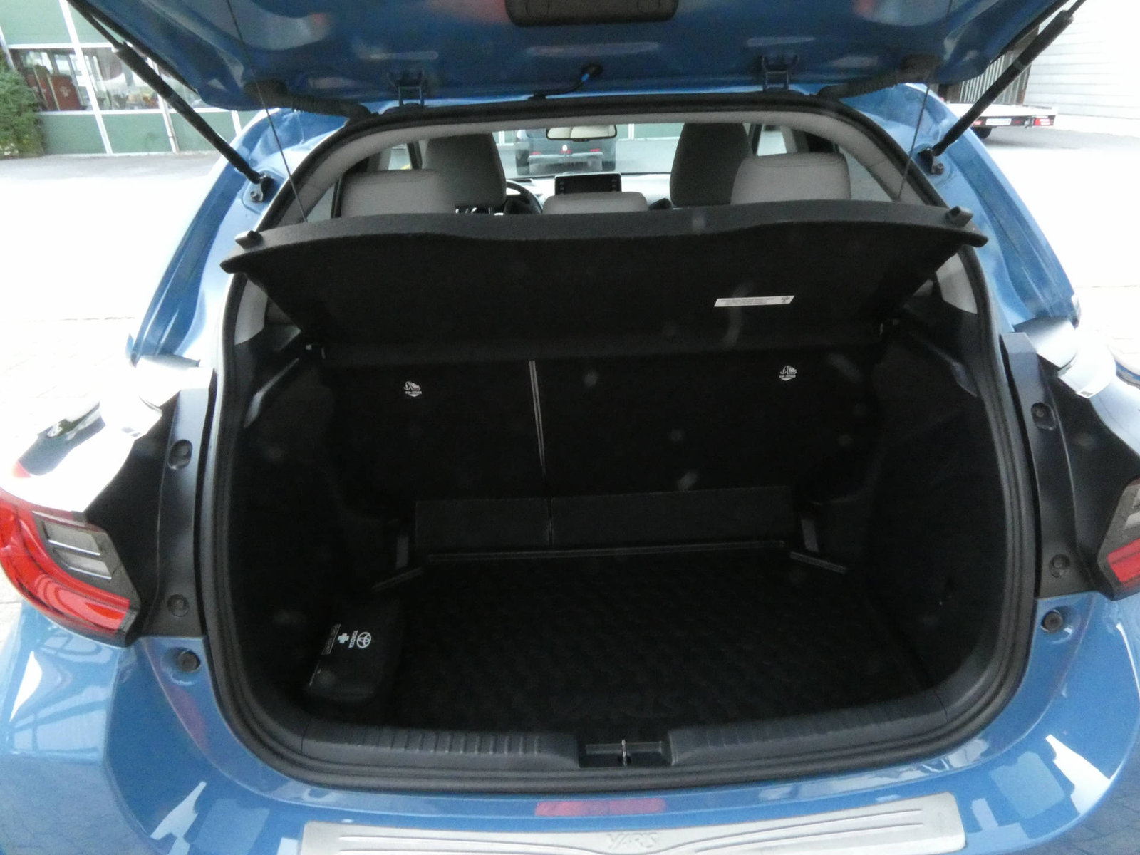 TOYOTA Yaris 1.5 VVT-i HSD Premium, Voll-Hybrid Benzin/Elektro, Occasion / Gebraucht, Automatik - 7