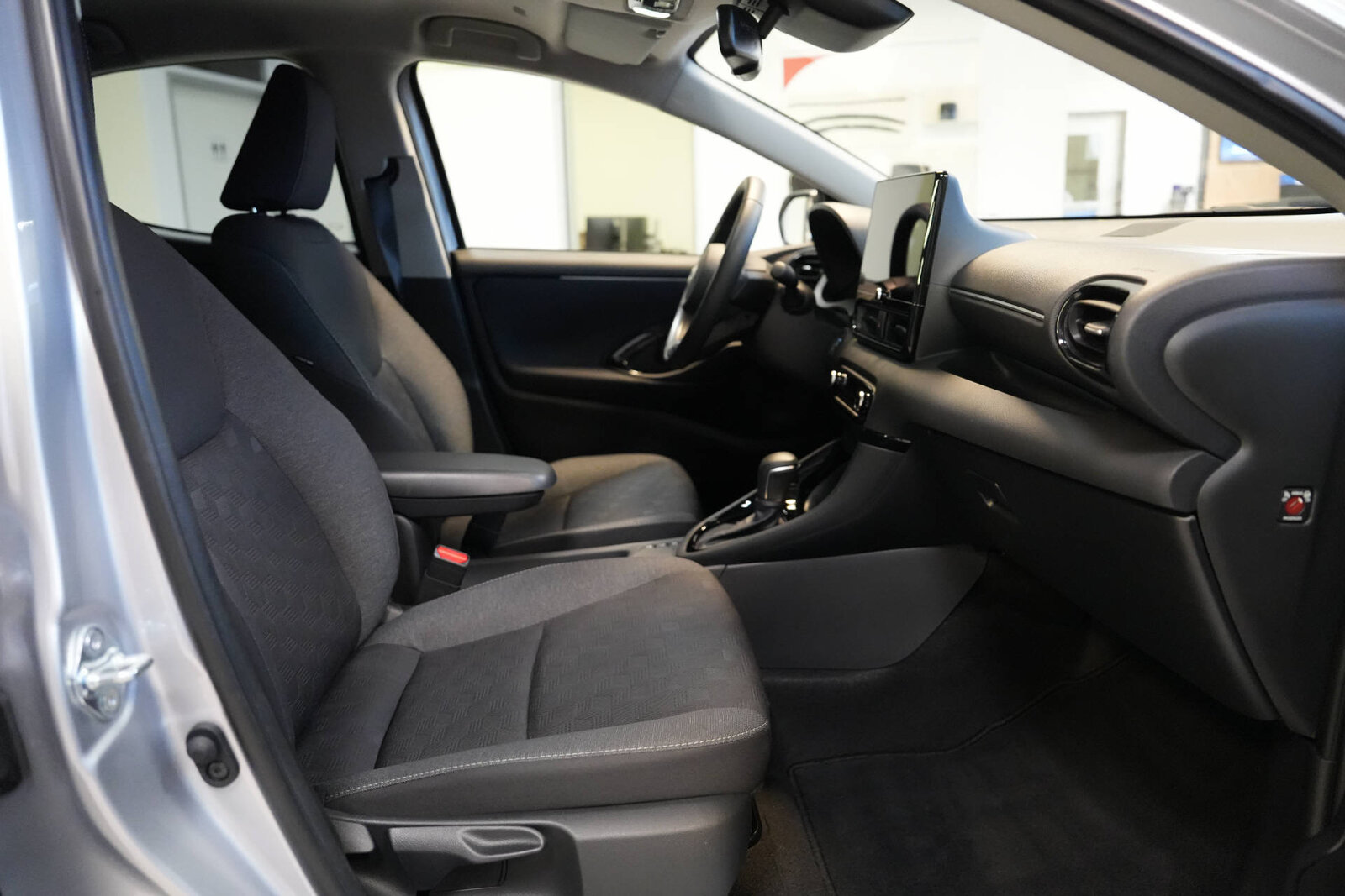 TOYOTA Yaris 1.5 VVT-i HSD Trend, Voll-Hybrid Benzin/Elektro, Occasion / Gebraucht, Automatik - 7