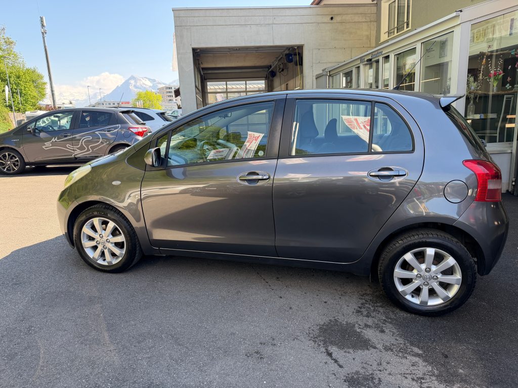 TOYOTA YARIS 1.3 16V Chic, Essence, Occasion / Utilisé, Manuelle - 2