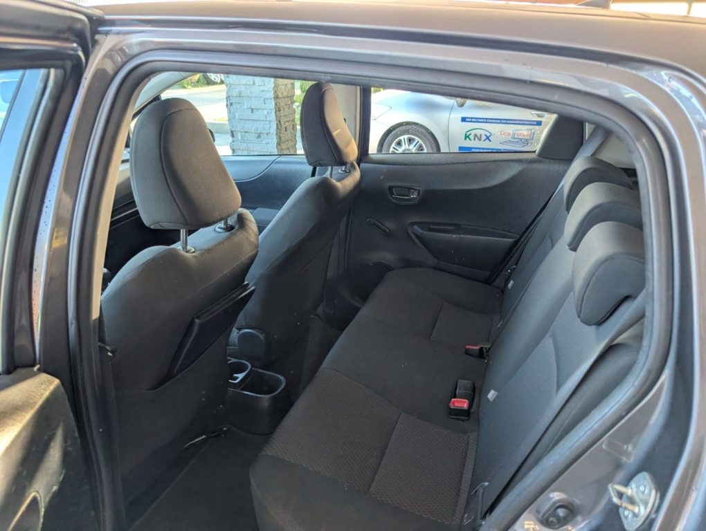 TOYOTA YARIS 1.33 VVT-i Sol, Petrol, Second hand / Used, Manual - 6