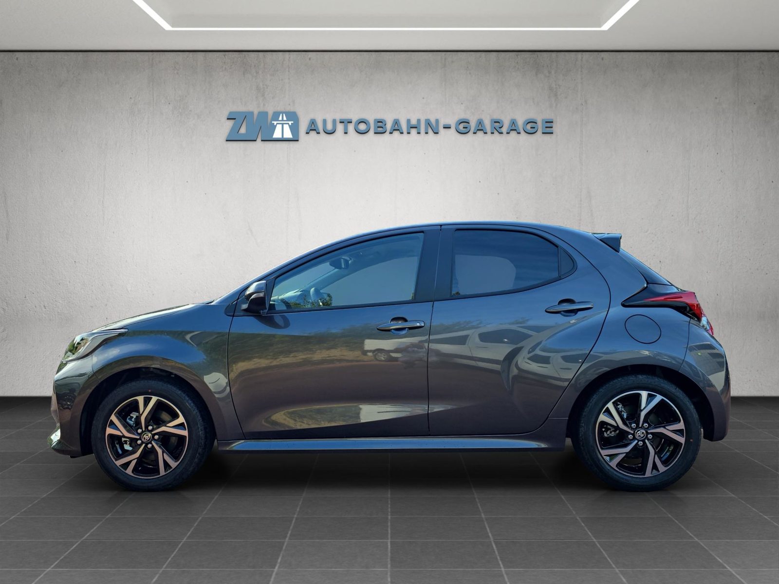 TOYOTA Yaris 1.5 VVT-i HSD Trend, Full-Hybrid Petrol/Electric, Ex-demonstrator, Automatic - 2