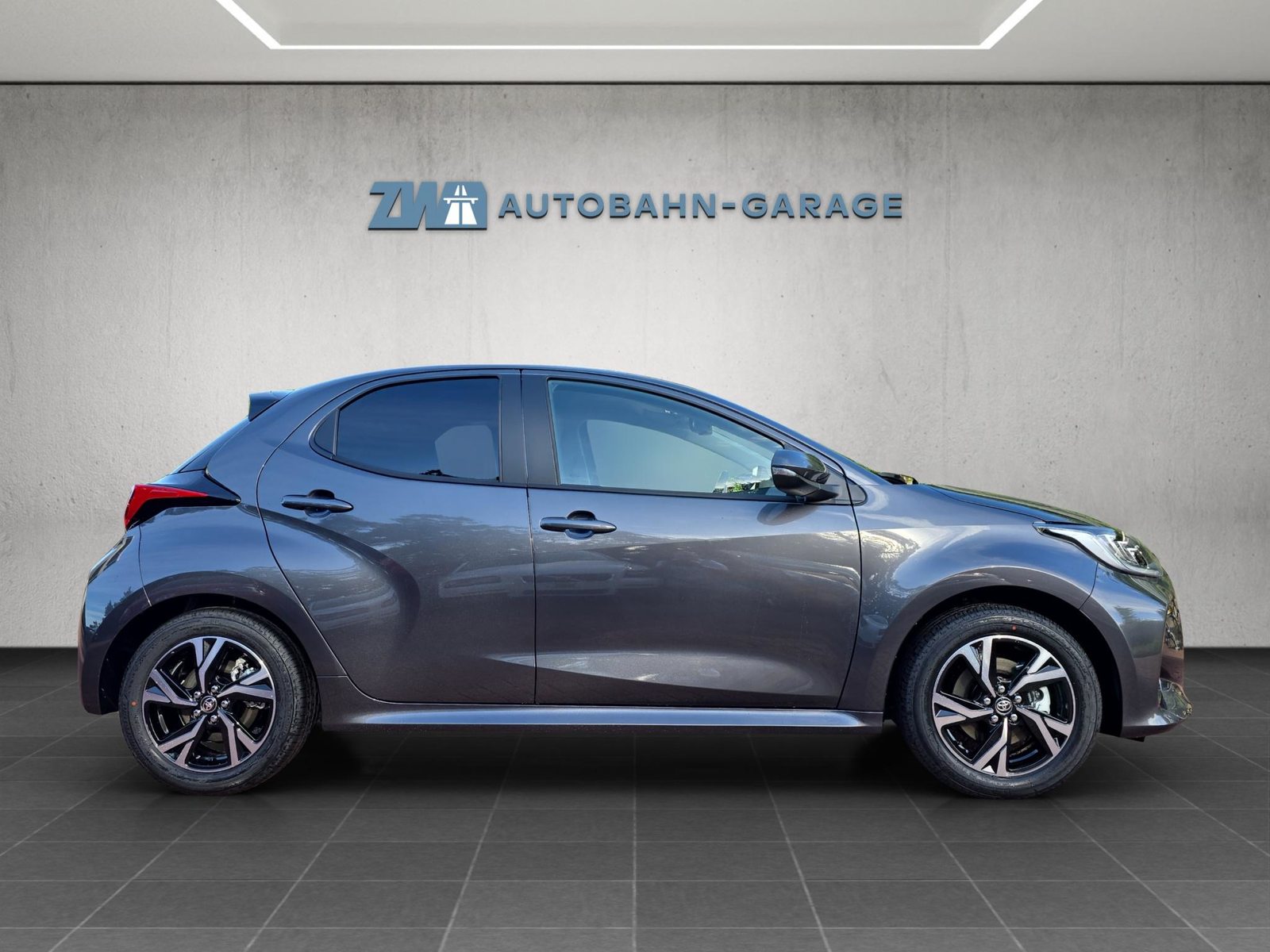 TOYOTA Yaris 1.5 VVT-i HSD Trend, Full-Hybrid Petrol/Electric, Ex-demonstrator, Automatic - 6