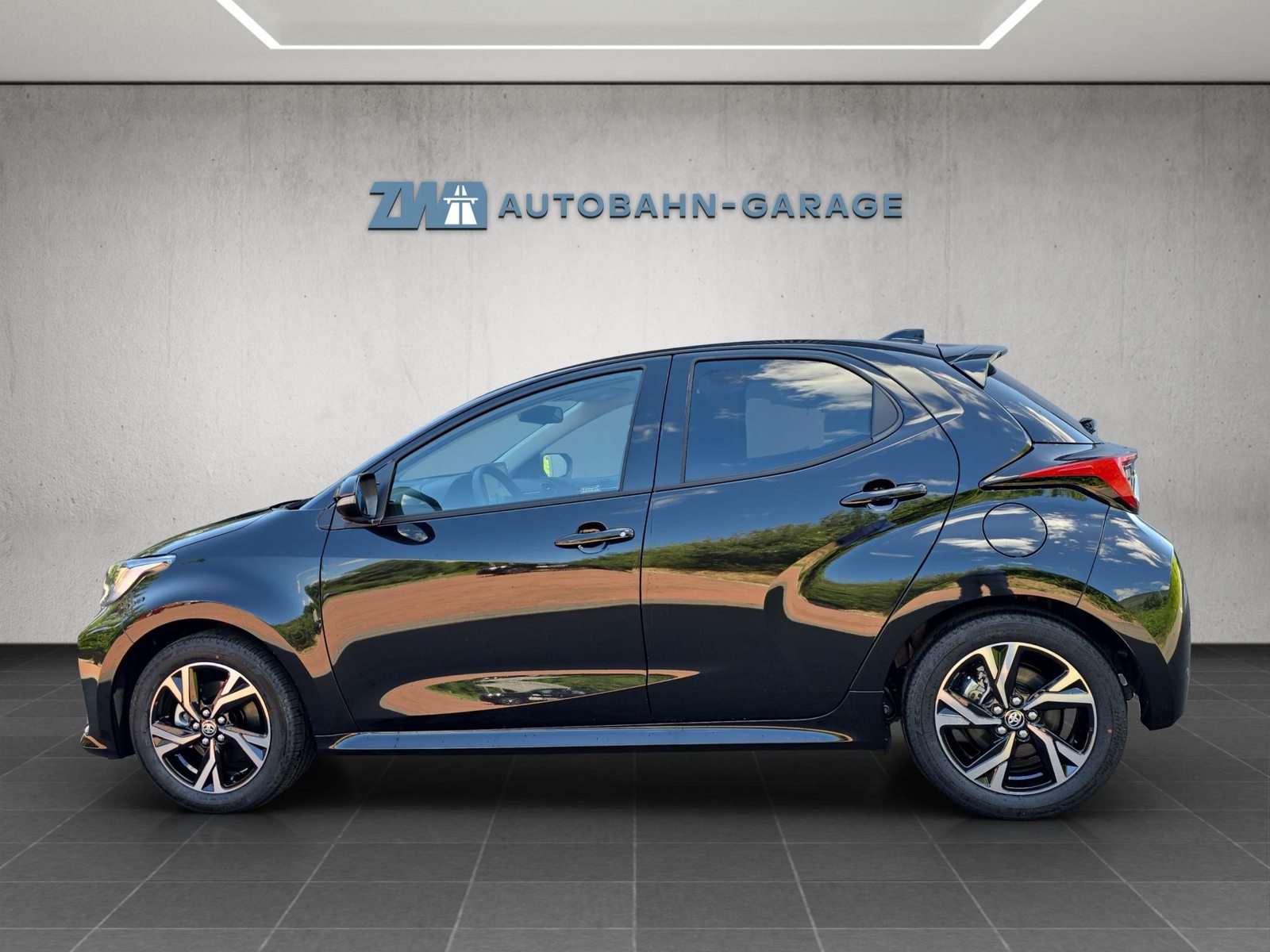 TOYOTA Yaris 1.5 VVT-i HSD Trend, Full-Hybrid Petrol/Electric, Ex-demonstrator, Automatic - 2