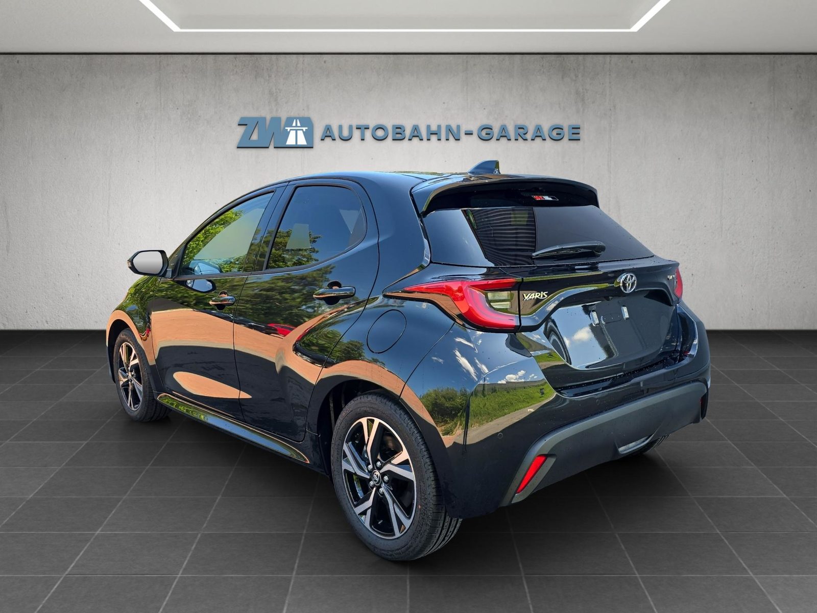 TOYOTA Yaris 1.5 VVT-i HSD Trend, Full-Hybrid Petrol/Electric, Ex-demonstrator, Automatic - 3