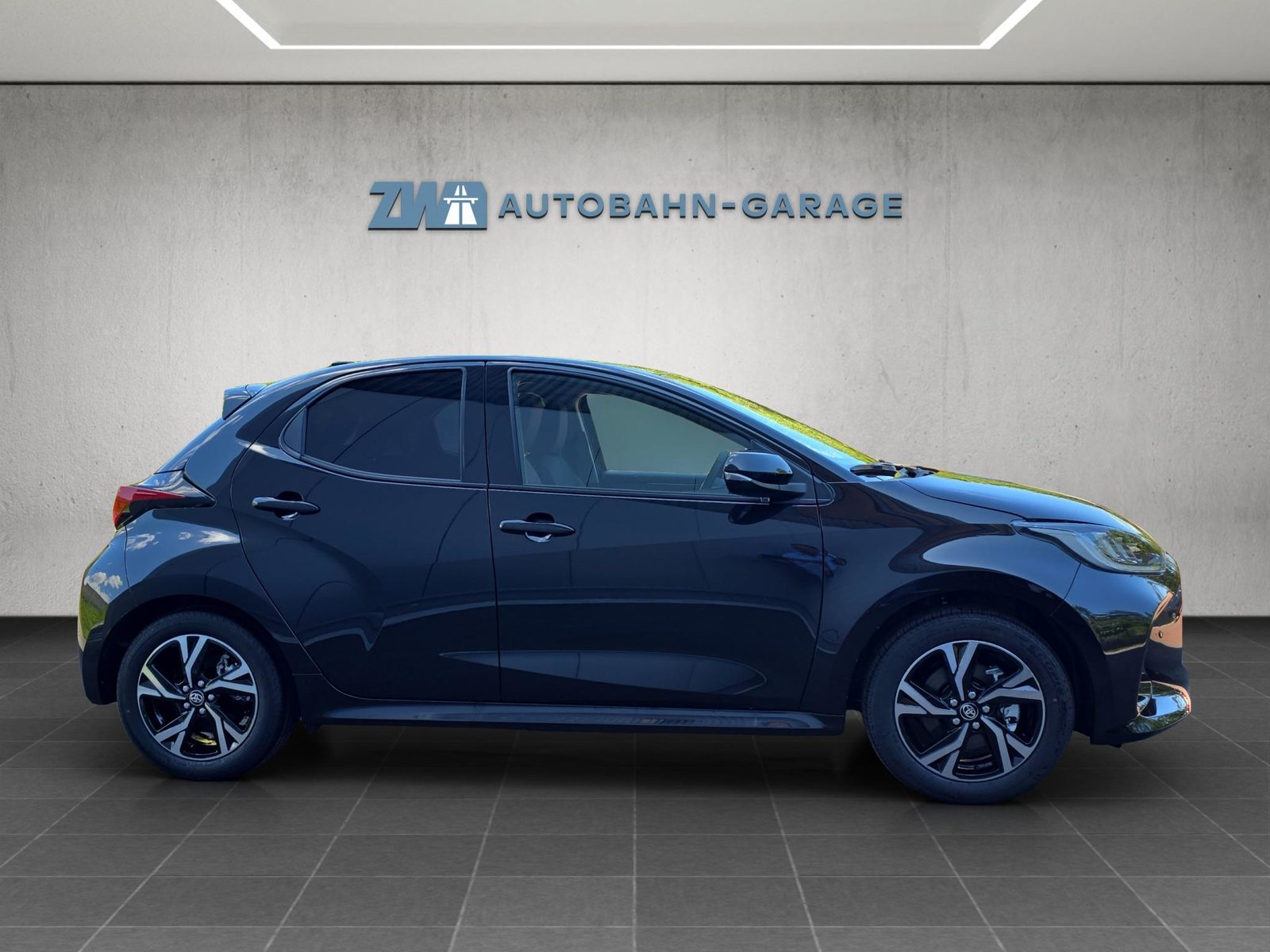 TOYOTA Yaris 1.5 VVT-i HSD Trend, Full-Hybrid Petrol/Electric, Ex-demonstrator, Automatic - 6