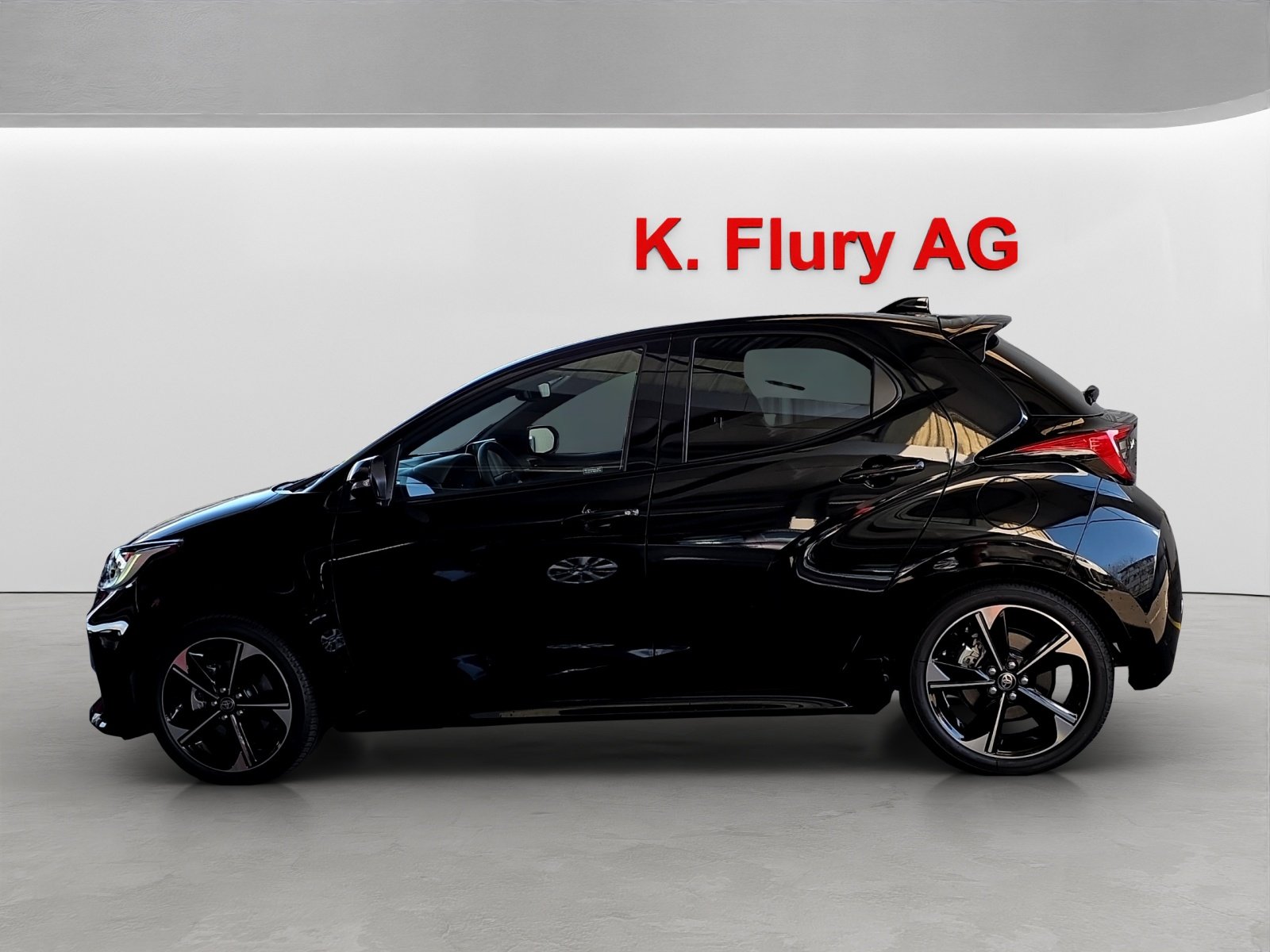 TOYOTA Yaris 1.5 VVT-i HSD Premium, Full-Hybrid Petrol/Electric, Ex-demonstrator, Automatic - 2