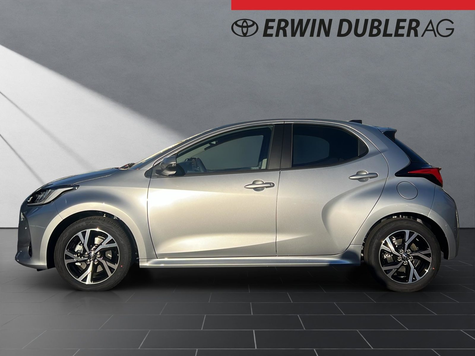TOYOTA Yaris 1.5 VVT-i HSD Trend, Full-Hybrid Petrol/Electric, Ex-demonstrator, Automatic - 2