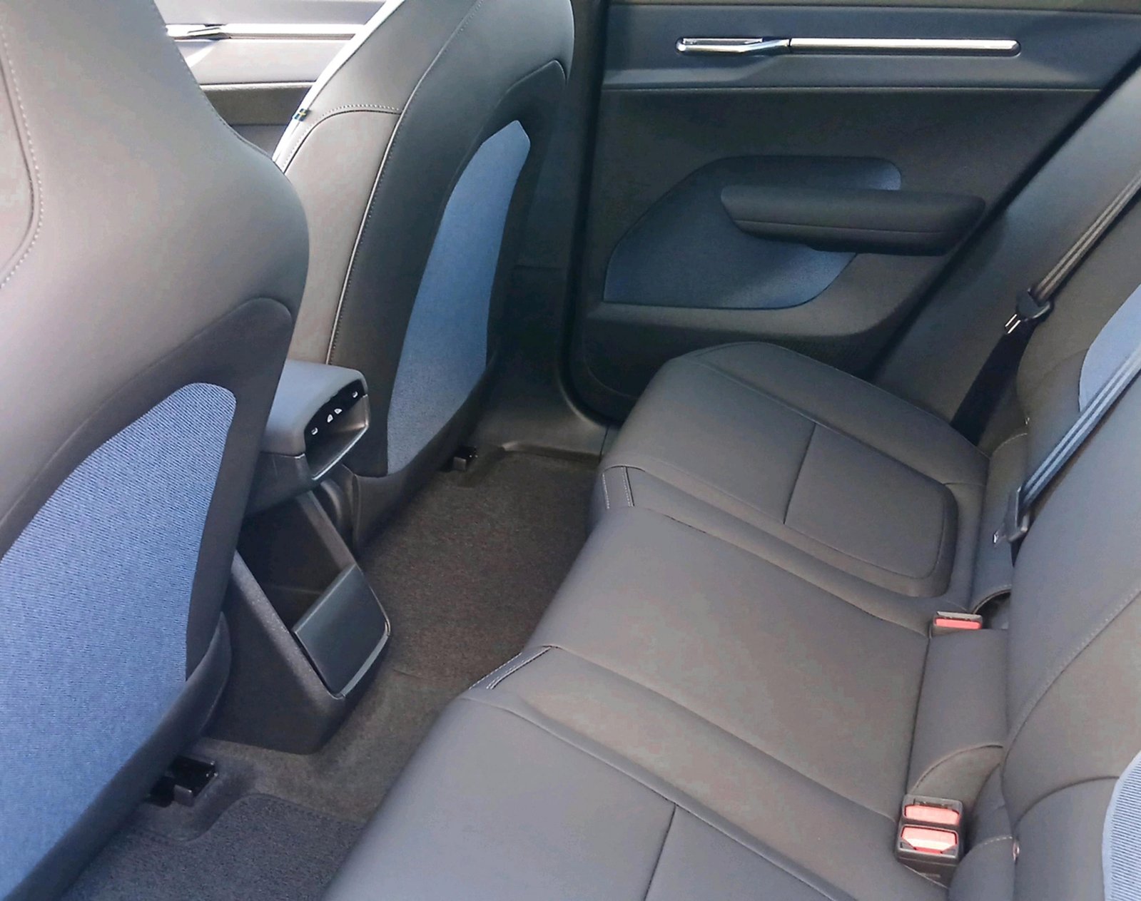 VOLVO EX30 CC E60 Twin Performance A, Elektro, Neuwagen, Automatik - 4