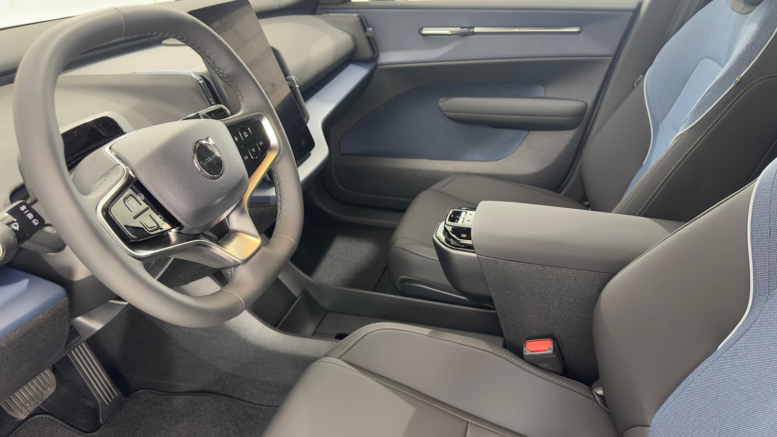 VOLVO EX30 E60 Core, Elektro, Occasion / Gebraucht, Automatik - 4