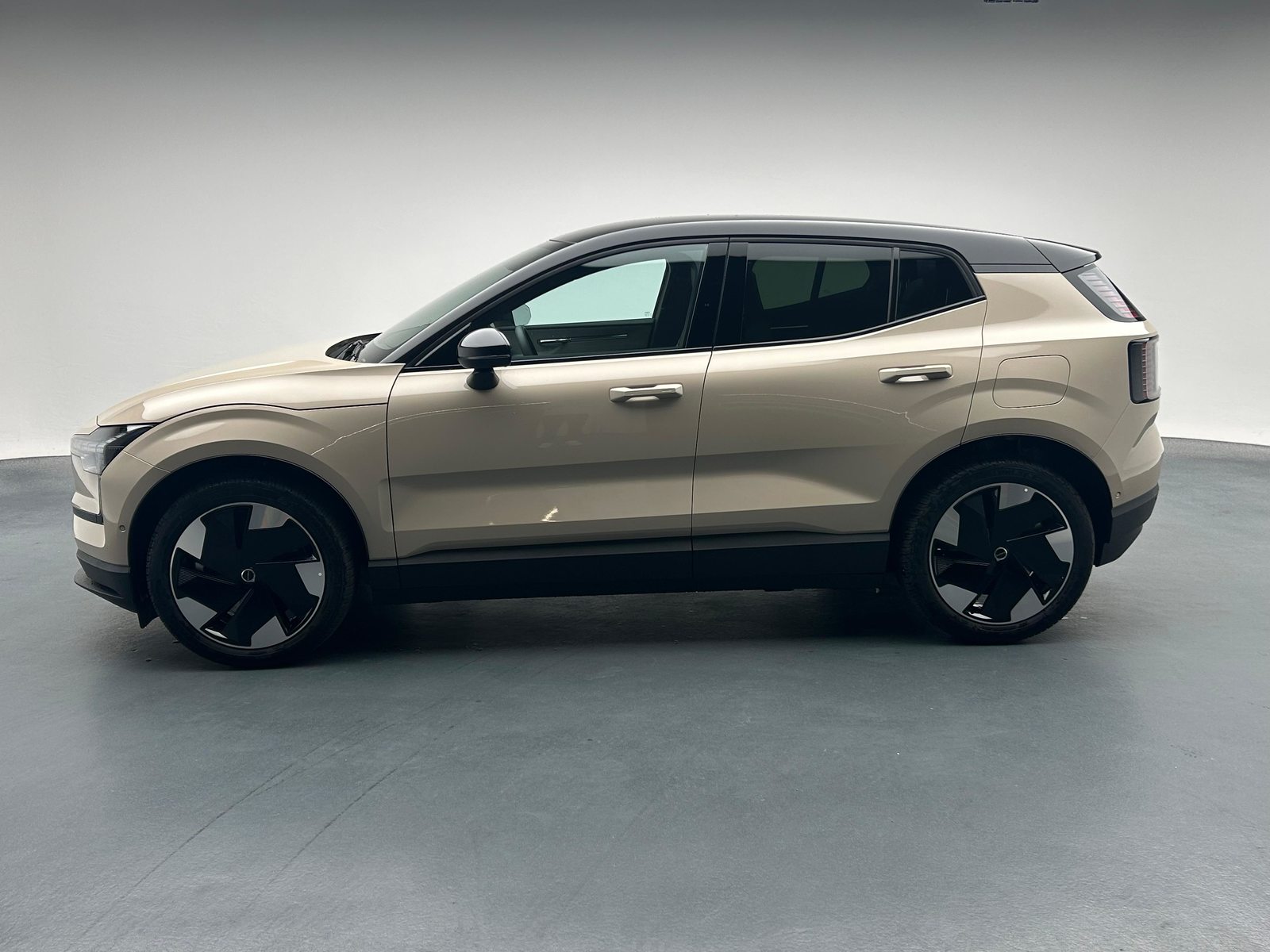 VOLVO EX30 E60 Twin Ultra Performance AWD, Electric, Ex-demonstrator, Automatic - 4