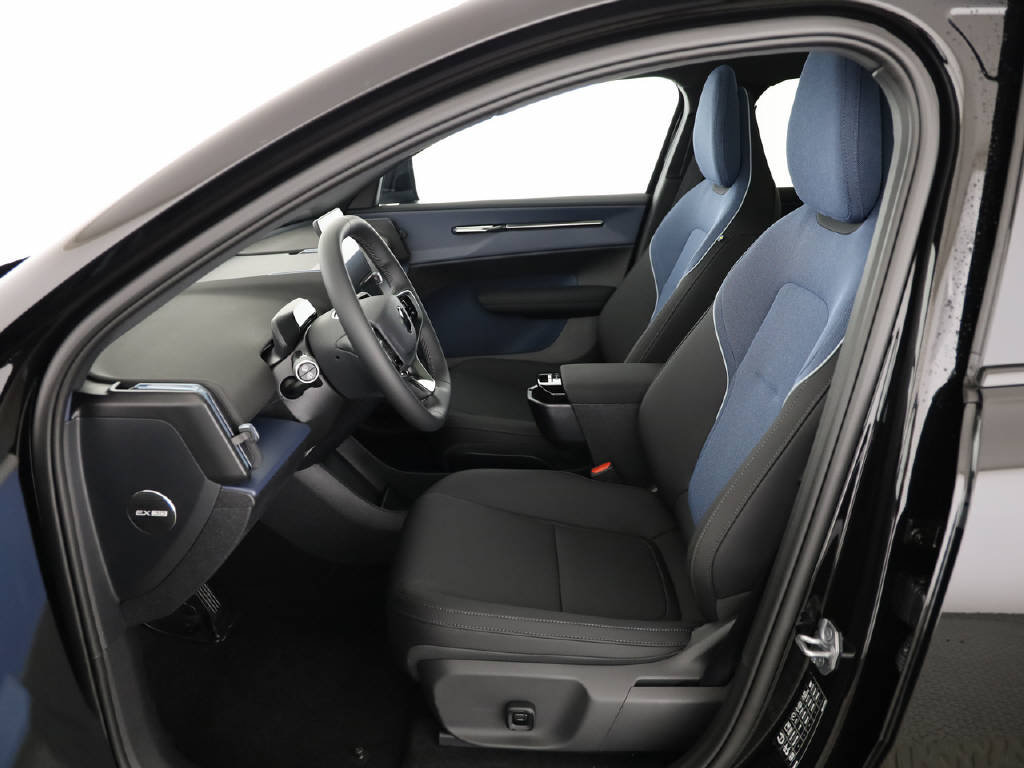 VOLVO EX30 Cross Country P8 Ultra AWD, Elektro, Vorführwagen, Automatik - 2