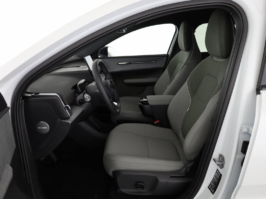 VOLVO EX30 P8 Plus AWD, Elektro, Vorführwagen, Automatik - 2